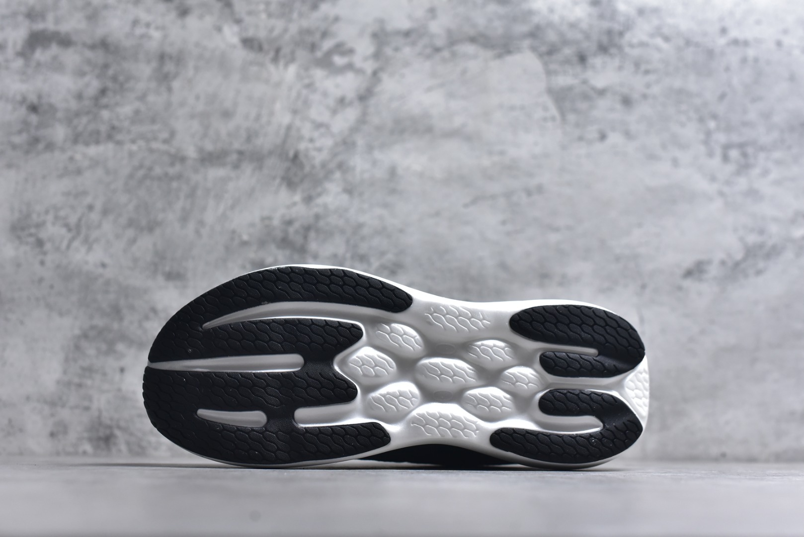 图片[6]-#New Balance Fresh Foam X NB1080V6 新百伦系列低帮轻量化厚底健身休闲运动慢跑鞋M10807RO 全新出货 真正超临界大底 提前原版开发 细节做工材料脚感与原版相差无几 近赏｜无论是日常慢跑，还是City Walk，它都可轻松应对提起今年最流行的事情，想必在你所在的城市来一段City Walk，是很多潮男潮女都会做的吧。当时间来到十月，一年中最舒服的时光，无论是慢跑也好，还是City Walk，今天推荐的这双鞋，都可以轻松应对。那就是可以带给你久违的松弛感、治愈你柔软的需要的New Balance Fresh Foam X1080v15。作为New Balance经典跑鞋系列，1080系列可以说凝聚了品牌历来前沿科技与制造匠心。今年的v13版本可谓再度革新。在舒适体验、运动性能以及造型风格三个维度上做到了有机交融。舒适体验一直是1080跑鞋系列带给我们最大的直观感受，加上本就带有严肃跑鞋基因，在今年全新材料配方的Fresh FoamX中底泡棉上则有了不一样的缓震性能，重新定义“踩屎感”。可再生柔软针织鞋面使用可追溯的Repreve再生鞋面材料，柔软透气的鞋面提供绵密的贴合与包裹感，轻量分区橡胶大底分区外底橡胶采用新材料，改进纹路设计，增加前掌外底硬度，提升滚动反馈和传动效率。 尺码：36 36.5 37 38 39.5 40 40.5 41.5 42 42.5 43 44 44.5 45-选品中心