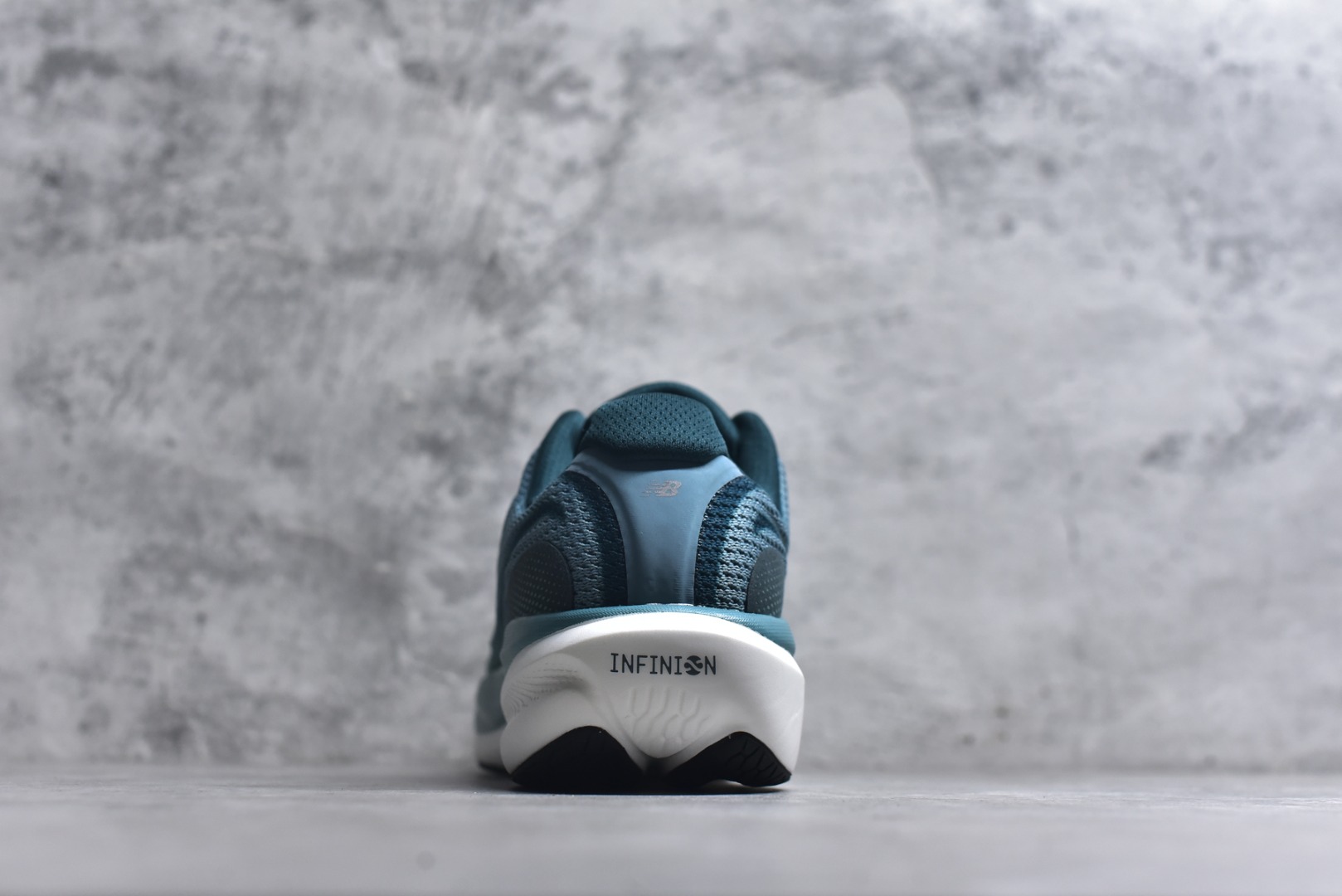 图片[5]-#New Balance Fresh Foam X NB1080V6 新百伦系列低帮轻量化厚底健身休闲运动慢跑鞋M10807RO 全新出货 真正超临界大底 提前原版开发 细节做工材料脚感与原版相差无几 近赏｜无论是日常慢跑，还是City Walk，它都可轻松应对提起今年最流行的事情，想必在你所在的城市来一段City Walk，是很多潮男潮女都会做的吧。当时间来到十月，一年中最舒服的时光，无论是慢跑也好，还是City Walk，今天推荐的这双鞋，都可以轻松应对。那就是可以带给你久违的松弛感、治愈你柔软的需要的New Balance Fresh Foam X1080v15。作为New Balance经典跑鞋系列，1080系列可以说凝聚了品牌历来前沿科技与制造匠心。今年的v13版本可谓再度革新。在舒适体验、运动性能以及造型风格三个维度上做到了有机交融。舒适体验一直是1080跑鞋系列带给我们最大的直观感受，加上本就带有严肃跑鞋基因，在今年全新材料配方的Fresh FoamX中底泡棉上则有了不一样的缓震性能，重新定义“踩屎感”。可再生柔软针织鞋面使用可追溯的Repreve再生鞋面材料，柔软透气的鞋面提供绵密的贴合与包裹感，轻量分区橡胶大底分区外底橡胶采用新材料，改进纹路设计，增加前掌外底硬度，提升滚动反馈和传动效率。 尺码：36 36.5 37 38 39.5 40 40.5 41.5 42 42.5 43 44 44.5 45-选品中心