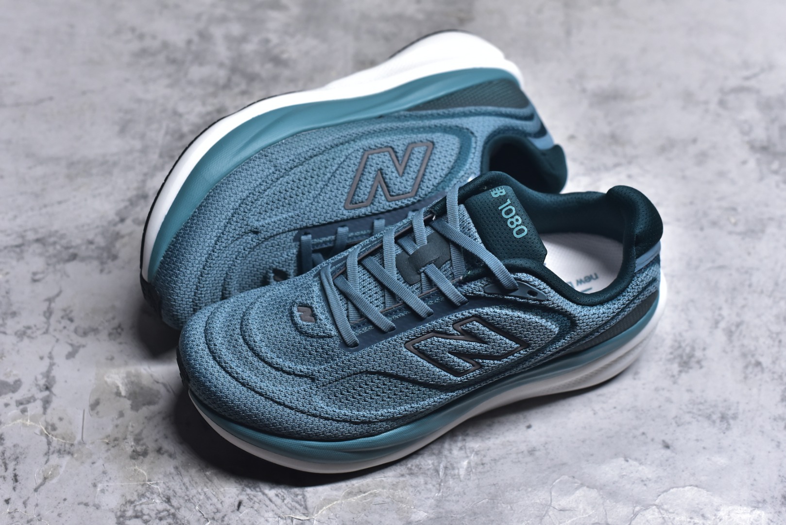 图片[7]-#New Balance Fresh Foam X NB1080V6 新百伦系列低帮轻量化厚底健身休闲运动慢跑鞋M10807RO 全新出货 真正超临界大底 提前原版开发 细节做工材料脚感与原版相差无几 近赏｜无论是日常慢跑，还是City Walk，它都可轻松应对提起今年最流行的事情，想必在你所在的城市来一段City Walk，是很多潮男潮女都会做的吧。当时间来到十月，一年中最舒服的时光，无论是慢跑也好，还是City Walk，今天推荐的这双鞋，都可以轻松应对。那就是可以带给你久违的松弛感、治愈你柔软的需要的New Balance Fresh Foam X1080v15。作为New Balance经典跑鞋系列，1080系列可以说凝聚了品牌历来前沿科技与制造匠心。今年的v13版本可谓再度革新。在舒适体验、运动性能以及造型风格三个维度上做到了有机交融。舒适体验一直是1080跑鞋系列带给我们最大的直观感受，加上本就带有严肃跑鞋基因，在今年全新材料配方的Fresh FoamX中底泡棉上则有了不一样的缓震性能，重新定义“踩屎感”。可再生柔软针织鞋面使用可追溯的Repreve再生鞋面材料，柔软透气的鞋面提供绵密的贴合与包裹感，轻量分区橡胶大底分区外底橡胶采用新材料，改进纹路设计，增加前掌外底硬度，提升滚动反馈和传动效率。 尺码：36 36.5 37 38 39.5 40 40.5 41.5 42 42.5 43 44 44.5 45-选品中心