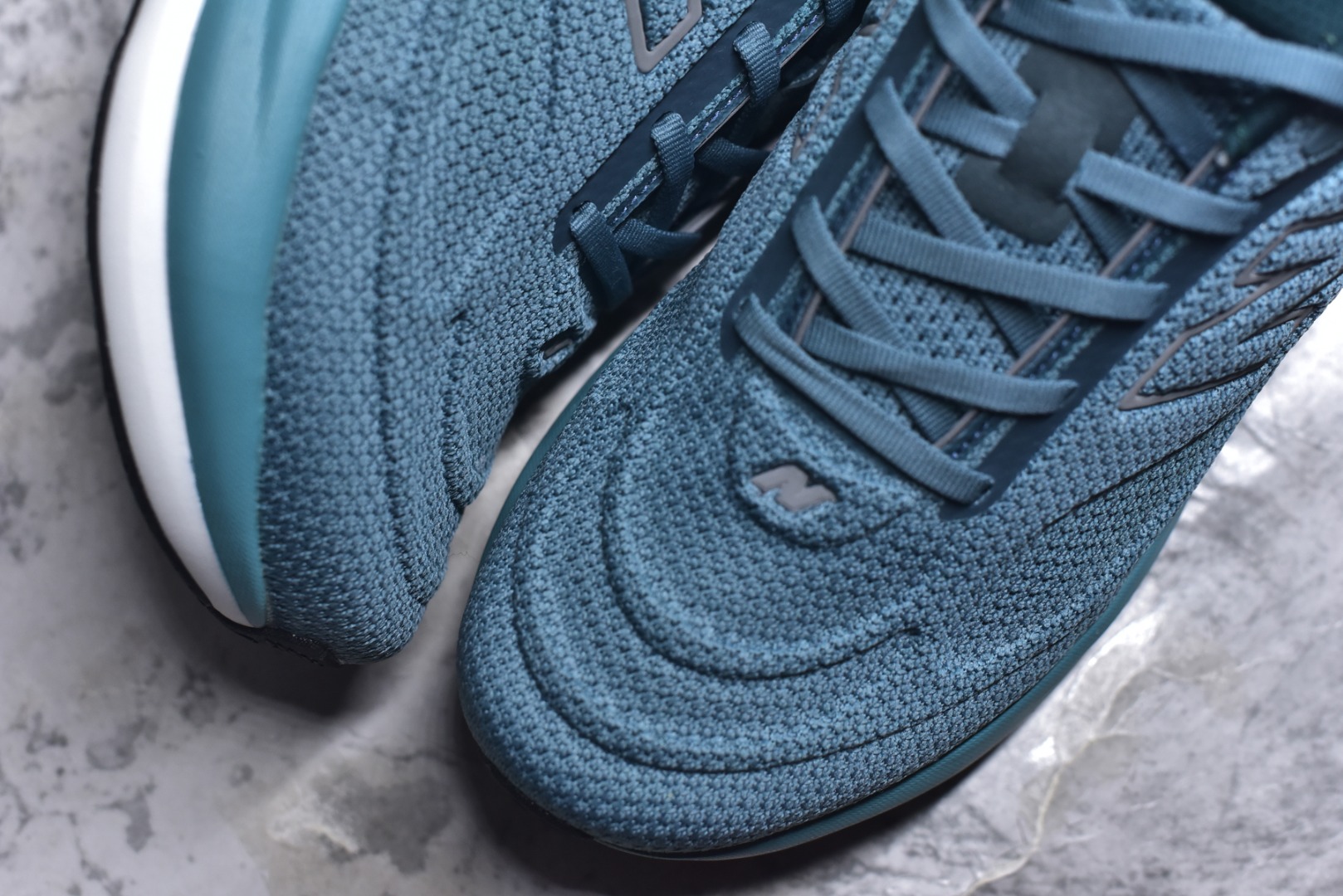 图片[8]-#New Balance Fresh Foam X NB1080V6 新百伦系列低帮轻量化厚底健身休闲运动慢跑鞋M10807RO 全新出货 真正超临界大底 提前原版开发 细节做工材料脚感与原版相差无几 近赏｜无论是日常慢跑，还是City Walk，它都可轻松应对提起今年最流行的事情，想必在你所在的城市来一段City Walk，是很多潮男潮女都会做的吧。当时间来到十月，一年中最舒服的时光，无论是慢跑也好，还是City Walk，今天推荐的这双鞋，都可以轻松应对。那就是可以带给你久违的松弛感、治愈你柔软的需要的New Balance Fresh Foam X1080v15。作为New Balance经典跑鞋系列，1080系列可以说凝聚了品牌历来前沿科技与制造匠心。今年的v13版本可谓再度革新。在舒适体验、运动性能以及造型风格三个维度上做到了有机交融。舒适体验一直是1080跑鞋系列带给我们最大的直观感受，加上本就带有严肃跑鞋基因，在今年全新材料配方的Fresh FoamX中底泡棉上则有了不一样的缓震性能，重新定义“踩屎感”。可再生柔软针织鞋面使用可追溯的Repreve再生鞋面材料，柔软透气的鞋面提供绵密的贴合与包裹感，轻量分区橡胶大底分区外底橡胶采用新材料，改进纹路设计，增加前掌外底硬度，提升滚动反馈和传动效率。 尺码：36 36.5 37 38 39.5 40 40.5 41.5 42 42.5 43 44 44.5 45-选品中心