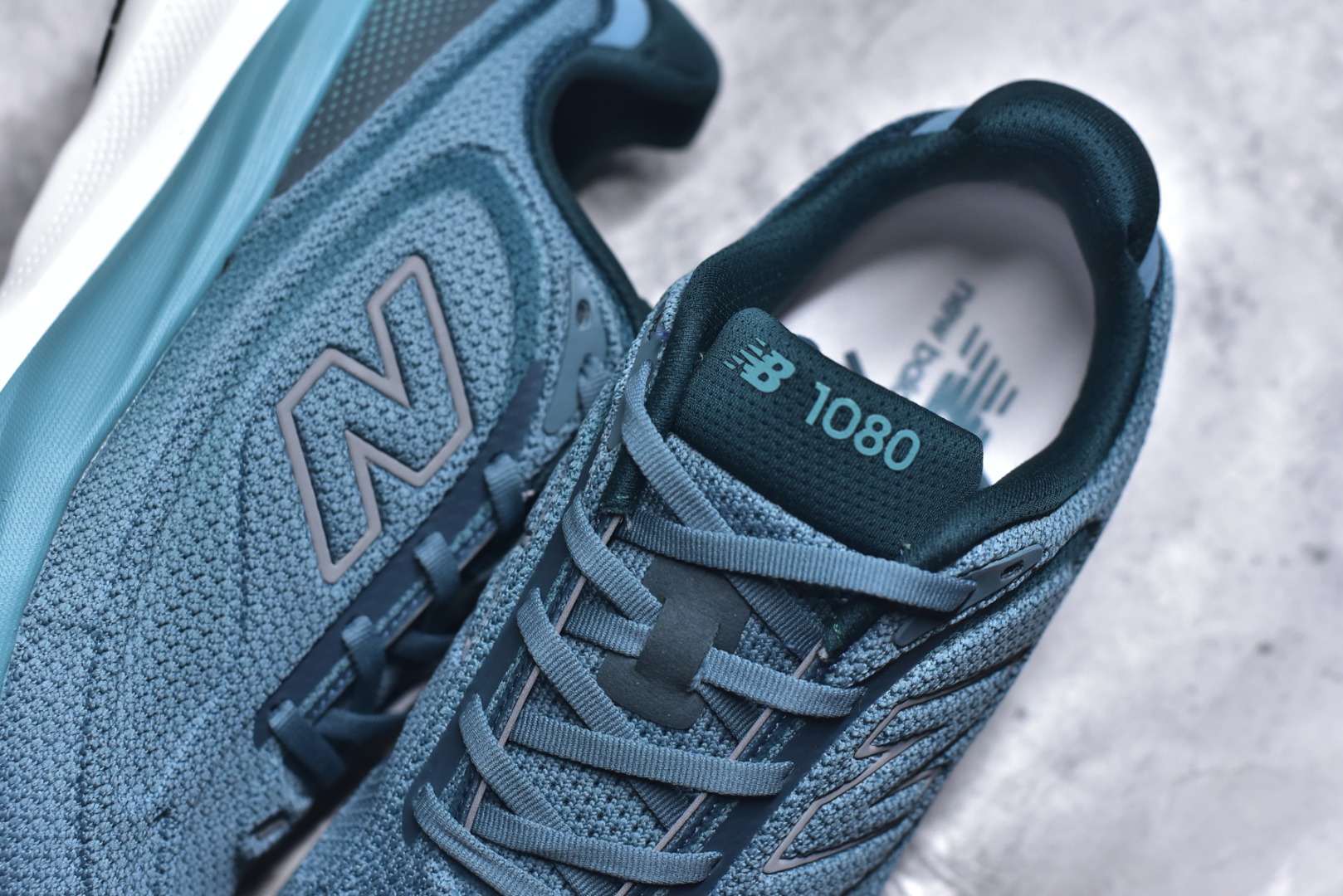 图片[9]-#New Balance Fresh Foam X NB1080V6 新百伦系列低帮轻量化厚底健身休闲运动慢跑鞋M10807RO 全新出货 真正超临界大底 提前原版开发 细节做工材料脚感与原版相差无几 近赏｜无论是日常慢跑，还是City Walk，它都可轻松应对提起今年最流行的事情，想必在你所在的城市来一段City Walk，是很多潮男潮女都会做的吧。当时间来到十月，一年中最舒服的时光，无论是慢跑也好，还是City Walk，今天推荐的这双鞋，都可以轻松应对。那就是可以带给你久违的松弛感、治愈你柔软的需要的New Balance Fresh Foam X1080v15。作为New Balance经典跑鞋系列，1080系列可以说凝聚了品牌历来前沿科技与制造匠心。今年的v13版本可谓再度革新。在舒适体验、运动性能以及造型风格三个维度上做到了有机交融。舒适体验一直是1080跑鞋系列带给我们最大的直观感受，加上本就带有严肃跑鞋基因，在今年全新材料配方的Fresh FoamX中底泡棉上则有了不一样的缓震性能，重新定义“踩屎感”。可再生柔软针织鞋面使用可追溯的Repreve再生鞋面材料，柔软透气的鞋面提供绵密的贴合与包裹感，轻量分区橡胶大底分区外底橡胶采用新材料，改进纹路设计，增加前掌外底硬度，提升滚动反馈和传动效率。 尺码：36 36.5 37 38 39.5 40 40.5 41.5 42 42.5 43 44 44.5 45-选品中心