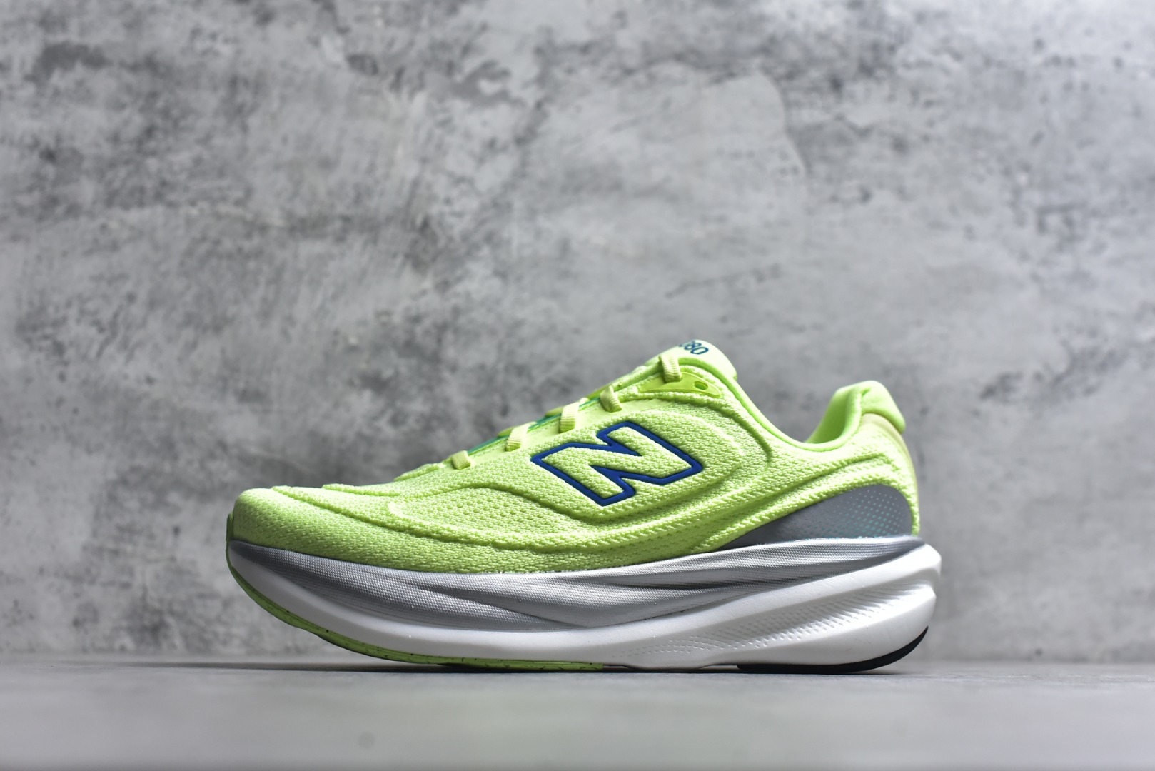 #New Balance Fresh Foam X NB1080V6 新百伦系列低帮轻量化厚底健身休闲运动慢跑鞋 M10802HR 全新出货 真正超临界大底 提前原版开发 细节做工材料脚感与原版相差无几 近赏｜无论是日常慢跑，还是City Walk，它都可轻松应对提起今年最流行的事情，想必在你所在的城市来一段City Walk，是很多潮男潮女都会做的吧。当时间来到十月，一年中最舒服的时光，无论是慢跑也好，还是City Walk，今天推荐的这双鞋，都可以轻松应对。那就是可以带给你久违的松弛感、治愈你柔软的需要的New Balance Fresh Foam X1080v15。作为New Balance经典跑鞋系列，1080系列可以说凝聚了品牌历来前沿科技与制造匠心。今年的v13版本可谓再度革新。在舒适体验、运动性能以及造型风格三个维度上做到了有机交融。舒适体验一直是1080跑鞋系列带给我们最大的直观感受，加上本就带有严肃跑鞋基因，在今年全新材料配方的Fresh FoamX中底泡棉上则有了不一样的缓震性能，重新定义“踩屎感”。可再生柔软针织鞋面使用可追溯的Repreve再生鞋面材料，柔软透气的鞋面提供绵密的贴合与包裹感，轻量分区橡胶大底分区外底橡胶采用新材料，改进纹路设计，增加前掌外底硬度，提升滚动反馈和传动效率。 尺码：36 36.5 37 38 39.5 40 40.5 41.5 42 42.5 43 44 44.5 45-选品中心