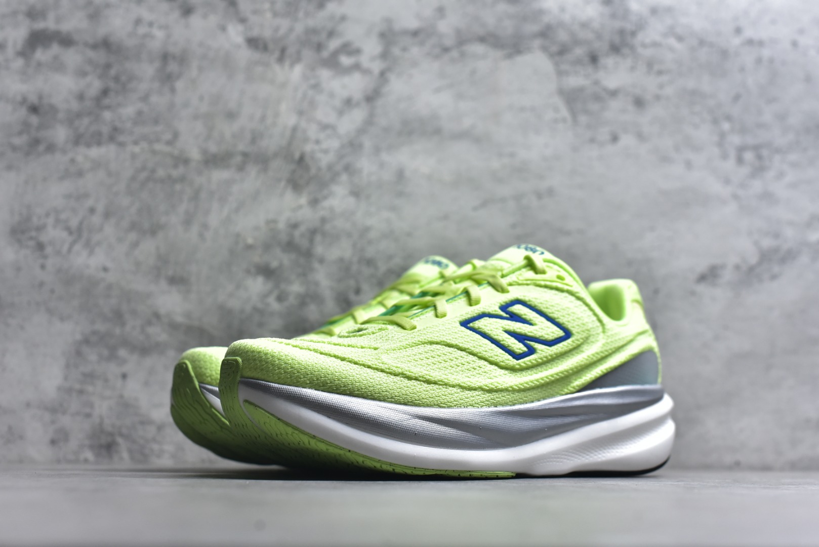 图片[2]-#New Balance Fresh Foam X NB1080V6 新百伦系列低帮轻量化厚底健身休闲运动慢跑鞋 M10802HR 全新出货 真正超临界大底 提前原版开发 细节做工材料脚感与原版相差无几 近赏｜无论是日常慢跑，还是City Walk，它都可轻松应对提起今年最流行的事情，想必在你所在的城市来一段City Walk，是很多潮男潮女都会做的吧。当时间来到十月，一年中最舒服的时光，无论是慢跑也好，还是City Walk，今天推荐的这双鞋，都可以轻松应对。那就是可以带给你久违的松弛感、治愈你柔软的需要的New Balance Fresh Foam X1080v15。作为New Balance经典跑鞋系列，1080系列可以说凝聚了品牌历来前沿科技与制造匠心。今年的v13版本可谓再度革新。在舒适体验、运动性能以及造型风格三个维度上做到了有机交融。舒适体验一直是1080跑鞋系列带给我们最大的直观感受，加上本就带有严肃跑鞋基因，在今年全新材料配方的Fresh FoamX中底泡棉上则有了不一样的缓震性能，重新定义“踩屎感”。可再生柔软针织鞋面使用可追溯的Repreve再生鞋面材料，柔软透气的鞋面提供绵密的贴合与包裹感，轻量分区橡胶大底分区外底橡胶采用新材料，改进纹路设计，增加前掌外底硬度，提升滚动反馈和传动效率。 尺码：36 36.5 37 38 39.5 40 40.5 41.5 42 42.5 43 44 44.5 45-选品中心