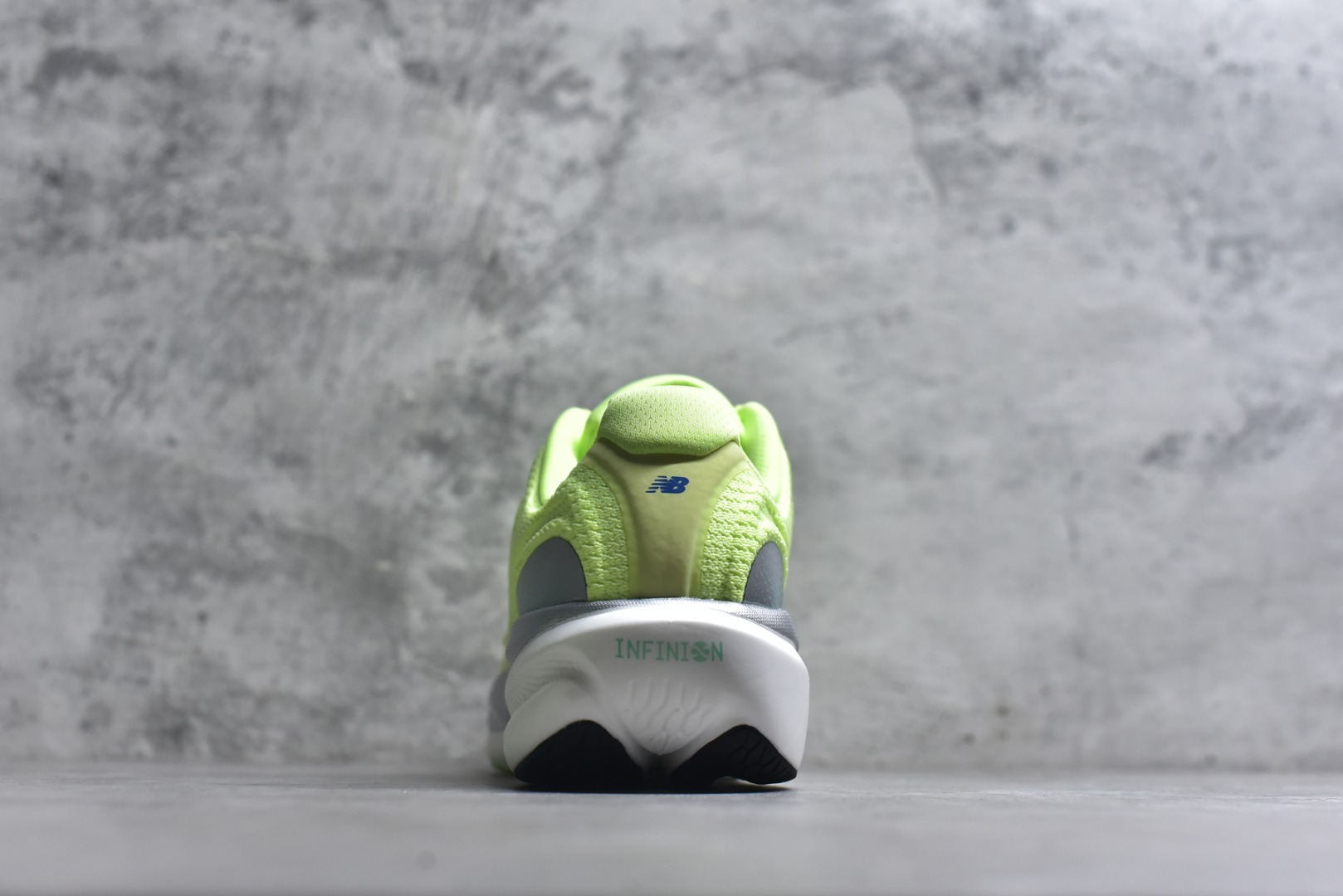 图片[5]-#New Balance Fresh Foam X NB1080V6 新百伦系列低帮轻量化厚底健身休闲运动慢跑鞋 M10802HR 全新出货 真正超临界大底 提前原版开发 细节做工材料脚感与原版相差无几 近赏｜无论是日常慢跑，还是City Walk，它都可轻松应对提起今年最流行的事情，想必在你所在的城市来一段City Walk，是很多潮男潮女都会做的吧。当时间来到十月，一年中最舒服的时光，无论是慢跑也好，还是City Walk，今天推荐的这双鞋，都可以轻松应对。那就是可以带给你久违的松弛感、治愈你柔软的需要的New Balance Fresh Foam X1080v15。作为New Balance经典跑鞋系列，1080系列可以说凝聚了品牌历来前沿科技与制造匠心。今年的v13版本可谓再度革新。在舒适体验、运动性能以及造型风格三个维度上做到了有机交融。舒适体验一直是1080跑鞋系列带给我们最大的直观感受，加上本就带有严肃跑鞋基因，在今年全新材料配方的Fresh FoamX中底泡棉上则有了不一样的缓震性能，重新定义“踩屎感”。可再生柔软针织鞋面使用可追溯的Repreve再生鞋面材料，柔软透气的鞋面提供绵密的贴合与包裹感，轻量分区橡胶大底分区外底橡胶采用新材料，改进纹路设计，增加前掌外底硬度，提升滚动反馈和传动效率。 尺码：36 36.5 37 38 39.5 40 40.5 41.5 42 42.5 43 44 44.5 45-选品中心