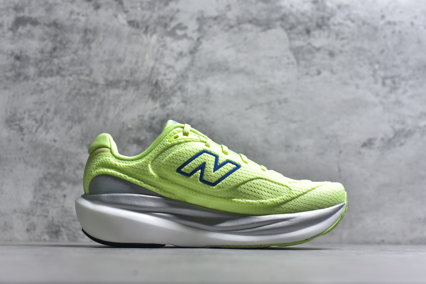 图片[3]-#New Balance Fresh Foam X NB1080V6 新百伦系列低帮轻量化厚底健身休闲运动慢跑鞋 M10802HR 全新出货 真正超临界大底 提前原版开发 细节做工材料脚感与原版相差无几 近赏｜无论是日常慢跑，还是City Walk，它都可轻松应对提起今年最流行的事情，想必在你所在的城市来一段City Walk，是很多潮男潮女都会做的吧。当时间来到十月，一年中最舒服的时光，无论是慢跑也好，还是City Walk，今天推荐的这双鞋，都可以轻松应对。那就是可以带给你久违的松弛感、治愈你柔软的需要的New Balance Fresh Foam X1080v15。作为New Balance经典跑鞋系列，1080系列可以说凝聚了品牌历来前沿科技与制造匠心。今年的v13版本可谓再度革新。在舒适体验、运动性能以及造型风格三个维度上做到了有机交融。舒适体验一直是1080跑鞋系列带给我们最大的直观感受，加上本就带有严肃跑鞋基因，在今年全新材料配方的Fresh FoamX中底泡棉上则有了不一样的缓震性能，重新定义“踩屎感”。可再生柔软针织鞋面使用可追溯的Repreve再生鞋面材料，柔软透气的鞋面提供绵密的贴合与包裹感，轻量分区橡胶大底分区外底橡胶采用新材料，改进纹路设计，增加前掌外底硬度，提升滚动反馈和传动效率。 尺码：36 36.5 37 38 39.5 40 40.5 41.5 42 42.5 43 44 44.5 45-选品中心