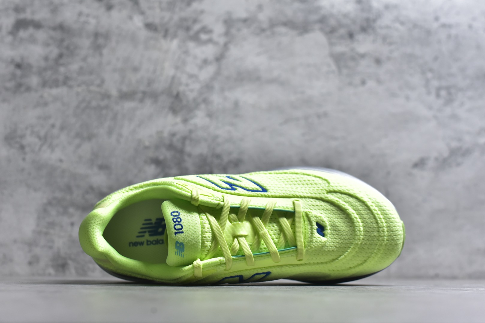 图片[4]-#New Balance Fresh Foam X NB1080V6 新百伦系列低帮轻量化厚底健身休闲运动慢跑鞋 M10802HR 全新出货 真正超临界大底 提前原版开发 细节做工材料脚感与原版相差无几 近赏｜无论是日常慢跑，还是City Walk，它都可轻松应对提起今年最流行的事情，想必在你所在的城市来一段City Walk，是很多潮男潮女都会做的吧。当时间来到十月，一年中最舒服的时光，无论是慢跑也好，还是City Walk，今天推荐的这双鞋，都可以轻松应对。那就是可以带给你久违的松弛感、治愈你柔软的需要的New Balance Fresh Foam X1080v15。作为New Balance经典跑鞋系列，1080系列可以说凝聚了品牌历来前沿科技与制造匠心。今年的v13版本可谓再度革新。在舒适体验、运动性能以及造型风格三个维度上做到了有机交融。舒适体验一直是1080跑鞋系列带给我们最大的直观感受，加上本就带有严肃跑鞋基因，在今年全新材料配方的Fresh FoamX中底泡棉上则有了不一样的缓震性能，重新定义“踩屎感”。可再生柔软针织鞋面使用可追溯的Repreve再生鞋面材料，柔软透气的鞋面提供绵密的贴合与包裹感，轻量分区橡胶大底分区外底橡胶采用新材料，改进纹路设计，增加前掌外底硬度，提升滚动反馈和传动效率。 尺码：36 36.5 37 38 39.5 40 40.5 41.5 42 42.5 43 44 44.5 45-选品中心