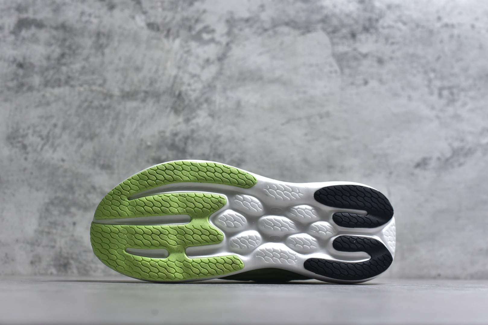 图片[6]-#New Balance Fresh Foam X NB1080V6 新百伦系列低帮轻量化厚底健身休闲运动慢跑鞋 M10802HR 全新出货 真正超临界大底 提前原版开发 细节做工材料脚感与原版相差无几 近赏｜无论是日常慢跑，还是City Walk，它都可轻松应对提起今年最流行的事情，想必在你所在的城市来一段City Walk，是很多潮男潮女都会做的吧。当时间来到十月，一年中最舒服的时光，无论是慢跑也好，还是City Walk，今天推荐的这双鞋，都可以轻松应对。那就是可以带给你久违的松弛感、治愈你柔软的需要的New Balance Fresh Foam X1080v15。作为New Balance经典跑鞋系列，1080系列可以说凝聚了品牌历来前沿科技与制造匠心。今年的v13版本可谓再度革新。在舒适体验、运动性能以及造型风格三个维度上做到了有机交融。舒适体验一直是1080跑鞋系列带给我们最大的直观感受，加上本就带有严肃跑鞋基因，在今年全新材料配方的Fresh FoamX中底泡棉上则有了不一样的缓震性能，重新定义“踩屎感”。可再生柔软针织鞋面使用可追溯的Repreve再生鞋面材料，柔软透气的鞋面提供绵密的贴合与包裹感，轻量分区橡胶大底分区外底橡胶采用新材料，改进纹路设计，增加前掌外底硬度，提升滚动反馈和传动效率。 尺码：36 36.5 37 38 39.5 40 40.5 41.5 42 42.5 43 44 44.5 45-选品中心