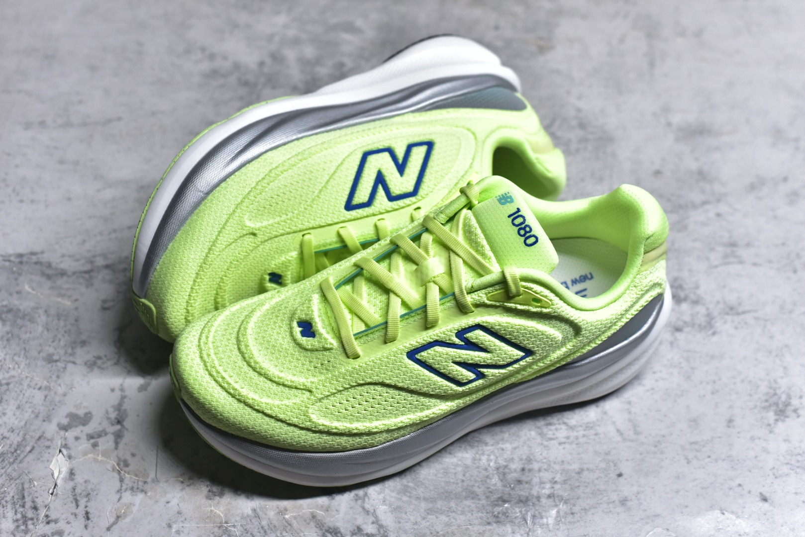 图片[7]-#New Balance Fresh Foam X NB1080V6 新百伦系列低帮轻量化厚底健身休闲运动慢跑鞋 M10802HR 全新出货 真正超临界大底 提前原版开发 细节做工材料脚感与原版相差无几 近赏｜无论是日常慢跑，还是City Walk，它都可轻松应对提起今年最流行的事情，想必在你所在的城市来一段City Walk，是很多潮男潮女都会做的吧。当时间来到十月，一年中最舒服的时光，无论是慢跑也好，还是City Walk，今天推荐的这双鞋，都可以轻松应对。那就是可以带给你久违的松弛感、治愈你柔软的需要的New Balance Fresh Foam X1080v15。作为New Balance经典跑鞋系列，1080系列可以说凝聚了品牌历来前沿科技与制造匠心。今年的v13版本可谓再度革新。在舒适体验、运动性能以及造型风格三个维度上做到了有机交融。舒适体验一直是1080跑鞋系列带给我们最大的直观感受，加上本就带有严肃跑鞋基因，在今年全新材料配方的Fresh FoamX中底泡棉上则有了不一样的缓震性能，重新定义“踩屎感”。可再生柔软针织鞋面使用可追溯的Repreve再生鞋面材料，柔软透气的鞋面提供绵密的贴合与包裹感，轻量分区橡胶大底分区外底橡胶采用新材料，改进纹路设计，增加前掌外底硬度，提升滚动反馈和传动效率。 尺码：36 36.5 37 38 39.5 40 40.5 41.5 42 42.5 43 44 44.5 45-选品中心