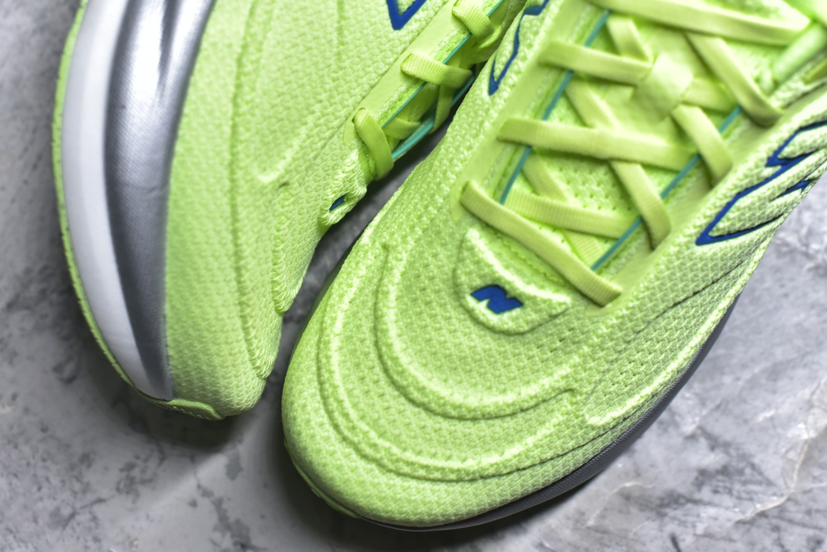 图片[8]-#New Balance Fresh Foam X NB1080V6 新百伦系列低帮轻量化厚底健身休闲运动慢跑鞋 M10802HR 全新出货 真正超临界大底 提前原版开发 细节做工材料脚感与原版相差无几 近赏｜无论是日常慢跑，还是City Walk，它都可轻松应对提起今年最流行的事情，想必在你所在的城市来一段City Walk，是很多潮男潮女都会做的吧。当时间来到十月，一年中最舒服的时光，无论是慢跑也好，还是City Walk，今天推荐的这双鞋，都可以轻松应对。那就是可以带给你久违的松弛感、治愈你柔软的需要的New Balance Fresh Foam X1080v15。作为New Balance经典跑鞋系列，1080系列可以说凝聚了品牌历来前沿科技与制造匠心。今年的v13版本可谓再度革新。在舒适体验、运动性能以及造型风格三个维度上做到了有机交融。舒适体验一直是1080跑鞋系列带给我们最大的直观感受，加上本就带有严肃跑鞋基因，在今年全新材料配方的Fresh FoamX中底泡棉上则有了不一样的缓震性能，重新定义“踩屎感”。可再生柔软针织鞋面使用可追溯的Repreve再生鞋面材料，柔软透气的鞋面提供绵密的贴合与包裹感，轻量分区橡胶大底分区外底橡胶采用新材料，改进纹路设计，增加前掌外底硬度，提升滚动反馈和传动效率。 尺码：36 36.5 37 38 39.5 40 40.5 41.5 42 42.5 43 44 44.5 45-选品中心