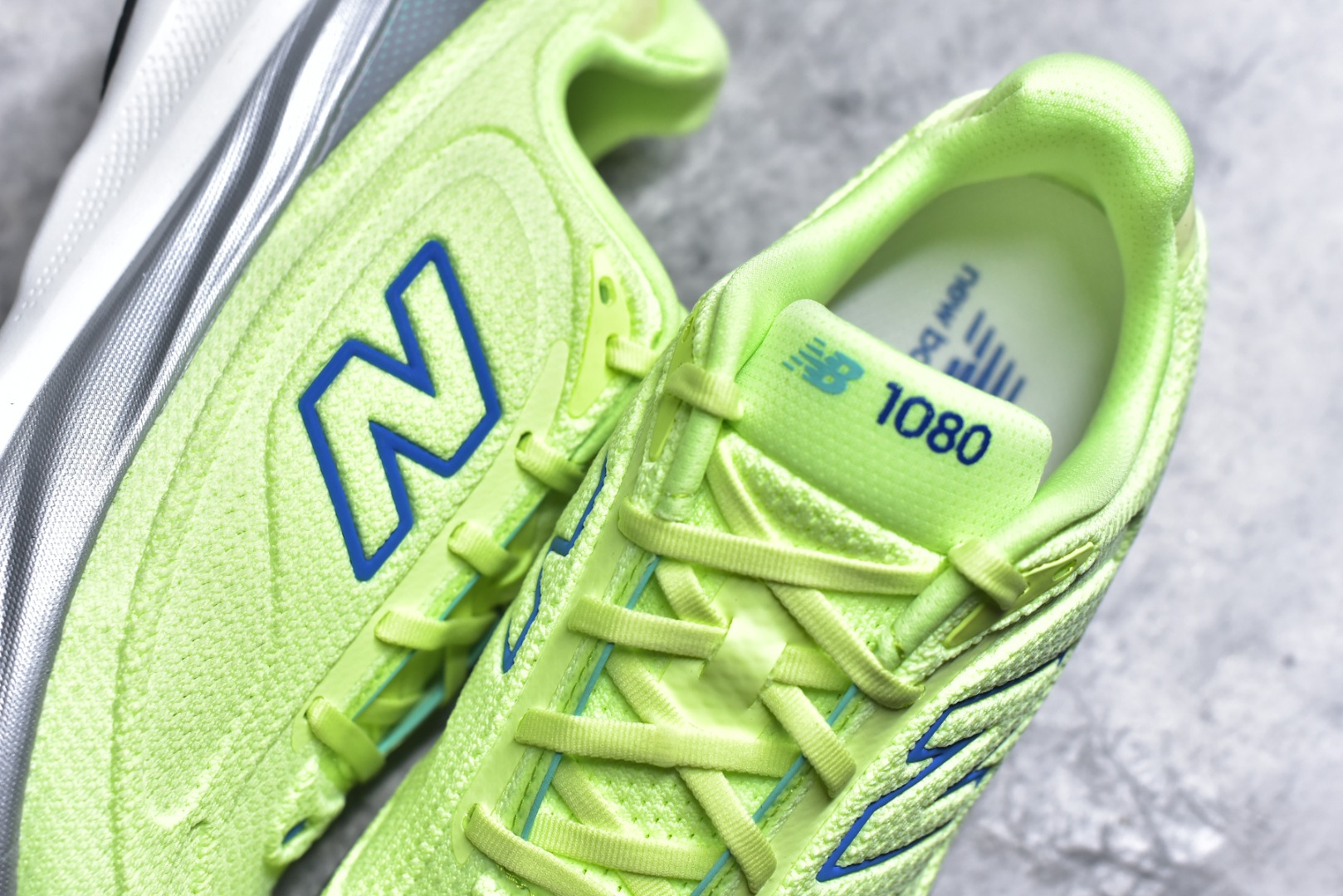 图片[9]-#New Balance Fresh Foam X NB1080V6 新百伦系列低帮轻量化厚底健身休闲运动慢跑鞋 M10802HR 全新出货 真正超临界大底 提前原版开发 细节做工材料脚感与原版相差无几 近赏｜无论是日常慢跑，还是City Walk，它都可轻松应对提起今年最流行的事情，想必在你所在的城市来一段City Walk，是很多潮男潮女都会做的吧。当时间来到十月，一年中最舒服的时光，无论是慢跑也好，还是City Walk，今天推荐的这双鞋，都可以轻松应对。那就是可以带给你久违的松弛感、治愈你柔软的需要的New Balance Fresh Foam X1080v15。作为New Balance经典跑鞋系列，1080系列可以说凝聚了品牌历来前沿科技与制造匠心。今年的v13版本可谓再度革新。在舒适体验、运动性能以及造型风格三个维度上做到了有机交融。舒适体验一直是1080跑鞋系列带给我们最大的直观感受，加上本就带有严肃跑鞋基因，在今年全新材料配方的Fresh FoamX中底泡棉上则有了不一样的缓震性能，重新定义“踩屎感”。可再生柔软针织鞋面使用可追溯的Repreve再生鞋面材料，柔软透气的鞋面提供绵密的贴合与包裹感，轻量分区橡胶大底分区外底橡胶采用新材料，改进纹路设计，增加前掌外底硬度，提升滚动反馈和传动效率。 尺码：36 36.5 37 38 39.5 40 40.5 41.5 42 42.5 43 44 44.5 45-选品中心