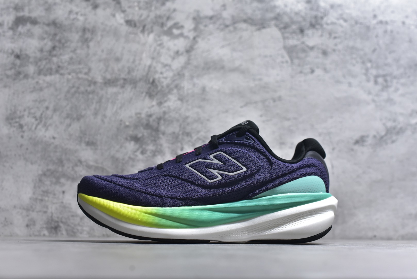 #New Balance Fresh Foam X NB1080V6 新百伦系列低帮轻量化厚底健身休闲运动慢跑鞋 全新出货 真正超临界大底 提前原版开发 细节做工材料脚感与原版相差无几 近赏｜无论是日常慢跑，还是City Walk，它都可轻松应对提起今年最流行的事情，想必在你所在的城市来一段City Walk，是很多潮男潮女都会做的吧。当时间来到十月，一年中最舒服的时光，无论是慢跑也好，还是City Walk，今天推荐的这双鞋，都可以轻松应对。那就是可以带给你久违的松弛感、治愈你柔软的需要的New Balance Fresh Foam X1080v15。作为New Balance经典跑鞋系列，1080系列可以说凝聚了品牌历来前沿科技与制造匠心。今年的v13版本可谓再度革新。在舒适体验、运动性能以及造型风格三个维度上做到了有机交融。舒适体验一直是1080跑鞋系列带给我们最大的直观感受，加上本就带有严肃跑鞋基因，在今年全新材料配方的Fresh FoamX中底泡棉上则有了不一样的缓震性能，重新定义“踩屎感”。可再生柔软针织鞋面使用可追溯的Repreve再生鞋面材料，柔软透气的鞋面提供绵密的贴合与包裹感，轻量分区橡胶大底分区外底橡胶采用新材料，改进纹路设计，增加前掌外底硬度，提升滚动反馈和传动效率。 尺码：36 36.5 37 38 39.5 40 40.5 41.5 42 42.5 43 44 44.5 45-选品中心