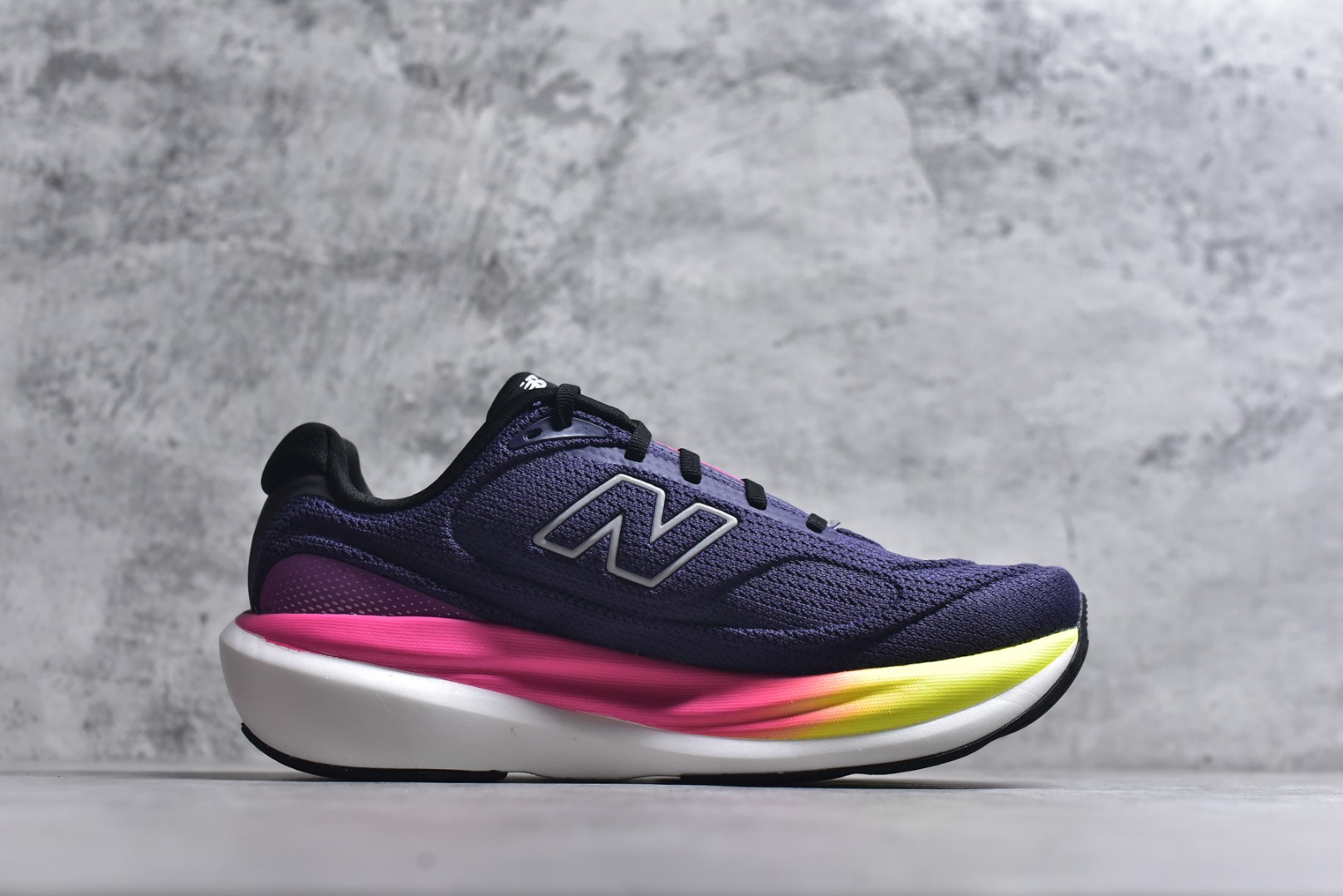图片[3]-#New Balance Fresh Foam X NB1080V6 新百伦系列低帮轻量化厚底健身休闲运动慢跑鞋 全新出货 真正超临界大底 提前原版开发 细节做工材料脚感与原版相差无几 近赏｜无论是日常慢跑，还是City Walk，它都可轻松应对提起今年最流行的事情，想必在你所在的城市来一段City Walk，是很多潮男潮女都会做的吧。当时间来到十月，一年中最舒服的时光，无论是慢跑也好，还是City Walk，今天推荐的这双鞋，都可以轻松应对。那就是可以带给你久违的松弛感、治愈你柔软的需要的New Balance Fresh Foam X1080v15。作为New Balance经典跑鞋系列，1080系列可以说凝聚了品牌历来前沿科技与制造匠心。今年的v13版本可谓再度革新。在舒适体验、运动性能以及造型风格三个维度上做到了有机交融。舒适体验一直是1080跑鞋系列带给我们最大的直观感受，加上本就带有严肃跑鞋基因，在今年全新材料配方的Fresh FoamX中底泡棉上则有了不一样的缓震性能，重新定义“踩屎感”。可再生柔软针织鞋面使用可追溯的Repreve再生鞋面材料，柔软透气的鞋面提供绵密的贴合与包裹感，轻量分区橡胶大底分区外底橡胶采用新材料，改进纹路设计，增加前掌外底硬度，提升滚动反馈和传动效率。 尺码：36 36.5 37 38 39.5 40 40.5 41.5 42 42.5 43 44 44.5 45-选品中心