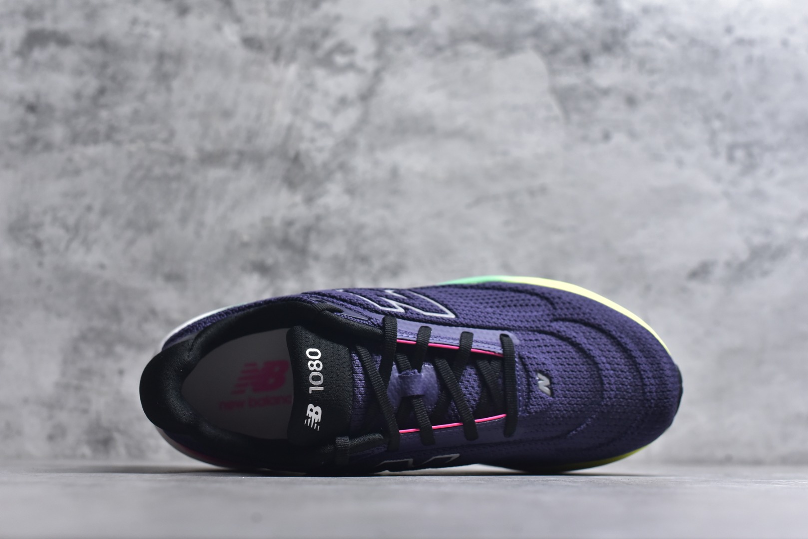 图片[4]-#New Balance Fresh Foam X NB1080V6 新百伦系列低帮轻量化厚底健身休闲运动慢跑鞋 全新出货 真正超临界大底 提前原版开发 细节做工材料脚感与原版相差无几 近赏｜无论是日常慢跑，还是City Walk，它都可轻松应对提起今年最流行的事情，想必在你所在的城市来一段City Walk，是很多潮男潮女都会做的吧。当时间来到十月，一年中最舒服的时光，无论是慢跑也好，还是City Walk，今天推荐的这双鞋，都可以轻松应对。那就是可以带给你久违的松弛感、治愈你柔软的需要的New Balance Fresh Foam X1080v15。作为New Balance经典跑鞋系列，1080系列可以说凝聚了品牌历来前沿科技与制造匠心。今年的v13版本可谓再度革新。在舒适体验、运动性能以及造型风格三个维度上做到了有机交融。舒适体验一直是1080跑鞋系列带给我们最大的直观感受，加上本就带有严肃跑鞋基因，在今年全新材料配方的Fresh FoamX中底泡棉上则有了不一样的缓震性能，重新定义“踩屎感”。可再生柔软针织鞋面使用可追溯的Repreve再生鞋面材料，柔软透气的鞋面提供绵密的贴合与包裹感，轻量分区橡胶大底分区外底橡胶采用新材料，改进纹路设计，增加前掌外底硬度，提升滚动反馈和传动效率。 尺码：36 36.5 37 38 39.5 40 40.5 41.5 42 42.5 43 44 44.5 45-选品中心