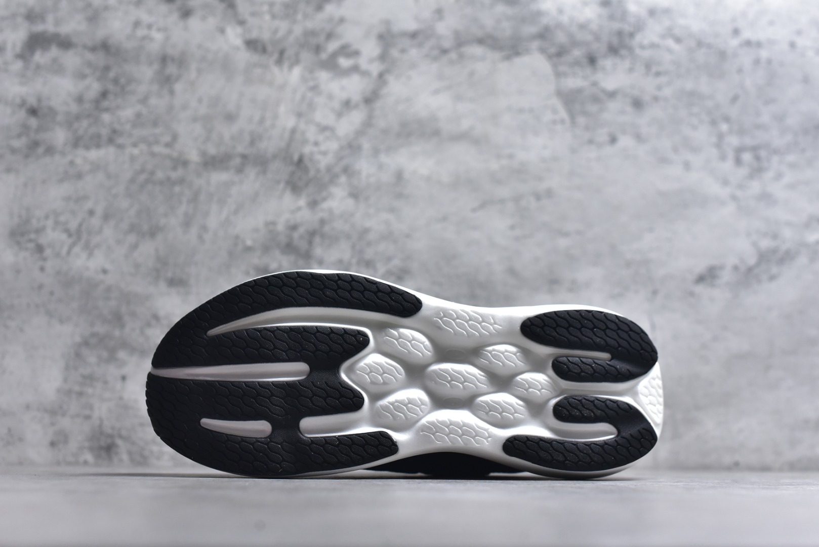 图片[6]-#New Balance Fresh Foam X NB1080V6 新百伦系列低帮轻量化厚底健身休闲运动慢跑鞋 全新出货 真正超临界大底 提前原版开发 细节做工材料脚感与原版相差无几 近赏｜无论是日常慢跑，还是City Walk，它都可轻松应对提起今年最流行的事情，想必在你所在的城市来一段City Walk，是很多潮男潮女都会做的吧。当时间来到十月，一年中最舒服的时光，无论是慢跑也好，还是City Walk，今天推荐的这双鞋，都可以轻松应对。那就是可以带给你久违的松弛感、治愈你柔软的需要的New Balance Fresh Foam X1080v15。作为New Balance经典跑鞋系列，1080系列可以说凝聚了品牌历来前沿科技与制造匠心。今年的v13版本可谓再度革新。在舒适体验、运动性能以及造型风格三个维度上做到了有机交融。舒适体验一直是1080跑鞋系列带给我们最大的直观感受，加上本就带有严肃跑鞋基因，在今年全新材料配方的Fresh FoamX中底泡棉上则有了不一样的缓震性能，重新定义“踩屎感”。可再生柔软针织鞋面使用可追溯的Repreve再生鞋面材料，柔软透气的鞋面提供绵密的贴合与包裹感，轻量分区橡胶大底分区外底橡胶采用新材料，改进纹路设计，增加前掌外底硬度，提升滚动反馈和传动效率。 尺码：36 36.5 37 38 39.5 40 40.5 41.5 42 42.5 43 44 44.5 45-选品中心