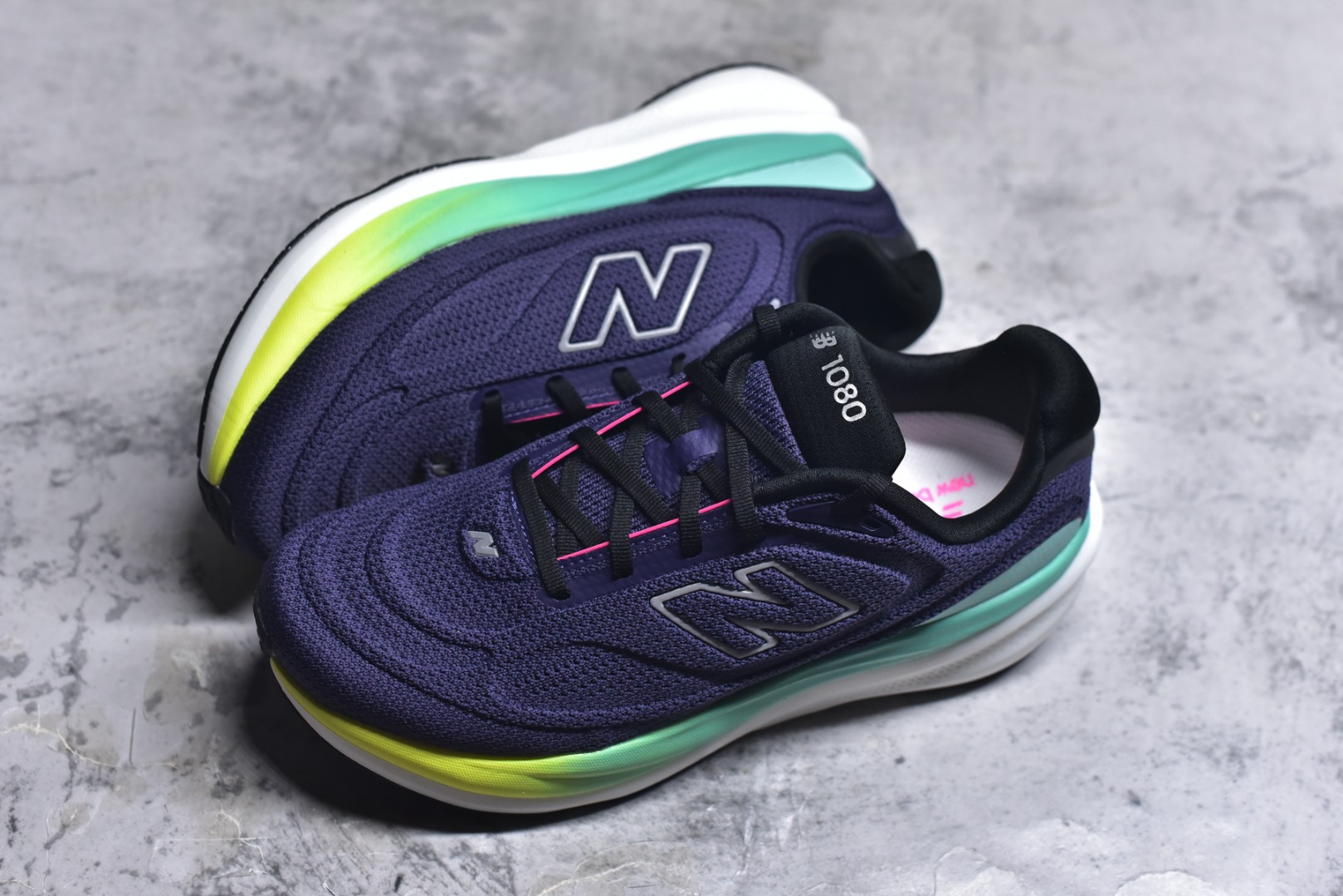 图片[7]-#New Balance Fresh Foam X NB1080V6 新百伦系列低帮轻量化厚底健身休闲运动慢跑鞋 全新出货 真正超临界大底 提前原版开发 细节做工材料脚感与原版相差无几 近赏｜无论是日常慢跑，还是City Walk，它都可轻松应对提起今年最流行的事情，想必在你所在的城市来一段City Walk，是很多潮男潮女都会做的吧。当时间来到十月，一年中最舒服的时光，无论是慢跑也好，还是City Walk，今天推荐的这双鞋，都可以轻松应对。那就是可以带给你久违的松弛感、治愈你柔软的需要的New Balance Fresh Foam X1080v15。作为New Balance经典跑鞋系列，1080系列可以说凝聚了品牌历来前沿科技与制造匠心。今年的v13版本可谓再度革新。在舒适体验、运动性能以及造型风格三个维度上做到了有机交融。舒适体验一直是1080跑鞋系列带给我们最大的直观感受，加上本就带有严肃跑鞋基因，在今年全新材料配方的Fresh FoamX中底泡棉上则有了不一样的缓震性能，重新定义“踩屎感”。可再生柔软针织鞋面使用可追溯的Repreve再生鞋面材料，柔软透气的鞋面提供绵密的贴合与包裹感，轻量分区橡胶大底分区外底橡胶采用新材料，改进纹路设计，增加前掌外底硬度，提升滚动反馈和传动效率。 尺码：36 36.5 37 38 39.5 40 40.5 41.5 42 42.5 43 44 44.5 45-选品中心