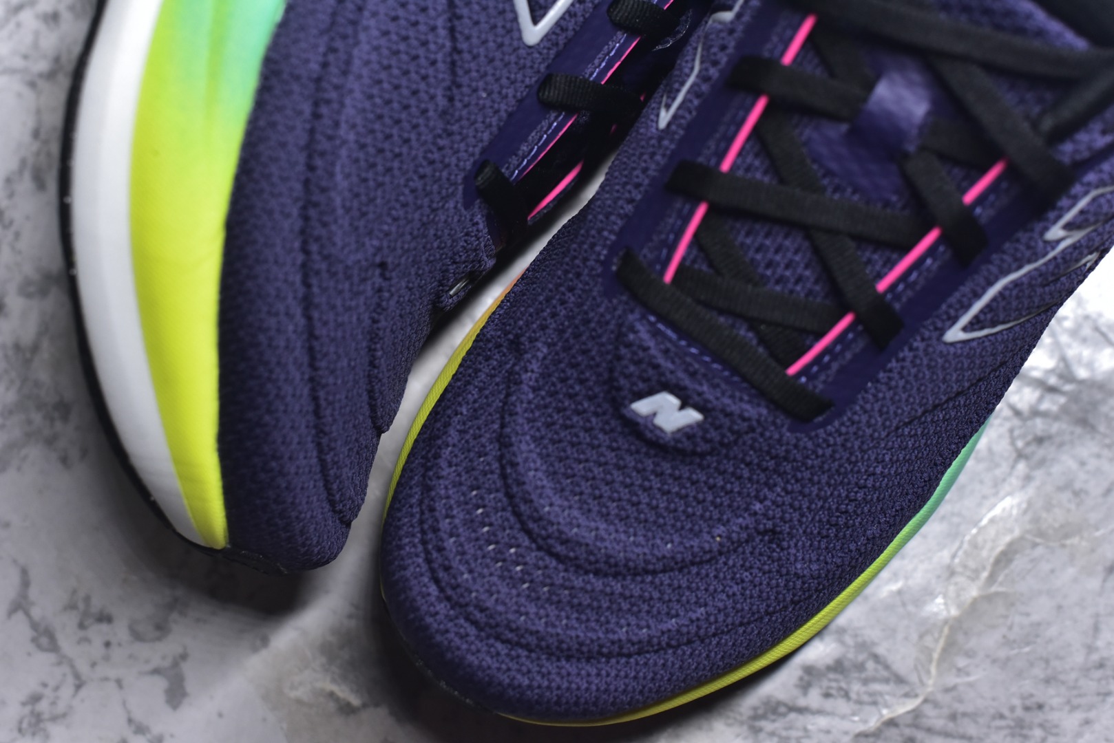 图片[8]-#New Balance Fresh Foam X NB1080V6 新百伦系列低帮轻量化厚底健身休闲运动慢跑鞋 全新出货 真正超临界大底 提前原版开发 细节做工材料脚感与原版相差无几 近赏｜无论是日常慢跑，还是City Walk，它都可轻松应对提起今年最流行的事情，想必在你所在的城市来一段City Walk，是很多潮男潮女都会做的吧。当时间来到十月，一年中最舒服的时光，无论是慢跑也好，还是City Walk，今天推荐的这双鞋，都可以轻松应对。那就是可以带给你久违的松弛感、治愈你柔软的需要的New Balance Fresh Foam X1080v15。作为New Balance经典跑鞋系列，1080系列可以说凝聚了品牌历来前沿科技与制造匠心。今年的v13版本可谓再度革新。在舒适体验、运动性能以及造型风格三个维度上做到了有机交融。舒适体验一直是1080跑鞋系列带给我们最大的直观感受，加上本就带有严肃跑鞋基因，在今年全新材料配方的Fresh FoamX中底泡棉上则有了不一样的缓震性能，重新定义“踩屎感”。可再生柔软针织鞋面使用可追溯的Repreve再生鞋面材料，柔软透气的鞋面提供绵密的贴合与包裹感，轻量分区橡胶大底分区外底橡胶采用新材料，改进纹路设计，增加前掌外底硬度，提升滚动反馈和传动效率。 尺码：36 36.5 37 38 39.5 40 40.5 41.5 42 42.5 43 44 44.5 45-选品中心