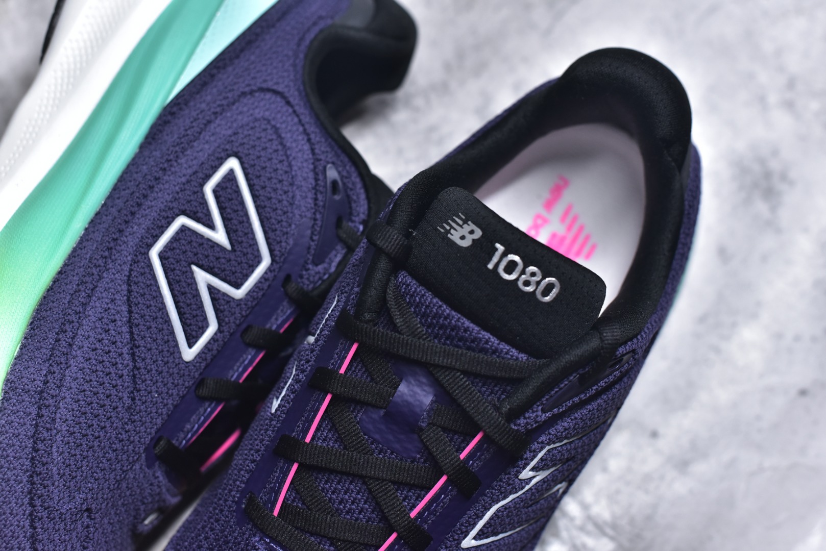 图片[9]-#New Balance Fresh Foam X NB1080V6 新百伦系列低帮轻量化厚底健身休闲运动慢跑鞋 全新出货 真正超临界大底 提前原版开发 细节做工材料脚感与原版相差无几 近赏｜无论是日常慢跑，还是City Walk，它都可轻松应对提起今年最流行的事情，想必在你所在的城市来一段City Walk，是很多潮男潮女都会做的吧。当时间来到十月，一年中最舒服的时光，无论是慢跑也好，还是City Walk，今天推荐的这双鞋，都可以轻松应对。那就是可以带给你久违的松弛感、治愈你柔软的需要的New Balance Fresh Foam X1080v15。作为New Balance经典跑鞋系列，1080系列可以说凝聚了品牌历来前沿科技与制造匠心。今年的v13版本可谓再度革新。在舒适体验、运动性能以及造型风格三个维度上做到了有机交融。舒适体验一直是1080跑鞋系列带给我们最大的直观感受，加上本就带有严肃跑鞋基因，在今年全新材料配方的Fresh FoamX中底泡棉上则有了不一样的缓震性能，重新定义“踩屎感”。可再生柔软针织鞋面使用可追溯的Repreve再生鞋面材料，柔软透气的鞋面提供绵密的贴合与包裹感，轻量分区橡胶大底分区外底橡胶采用新材料，改进纹路设计，增加前掌外底硬度，提升滚动反馈和传动效率。 尺码：36 36.5 37 38 39.5 40 40.5 41.5 42 42.5 43 44 44.5 45-选品中心