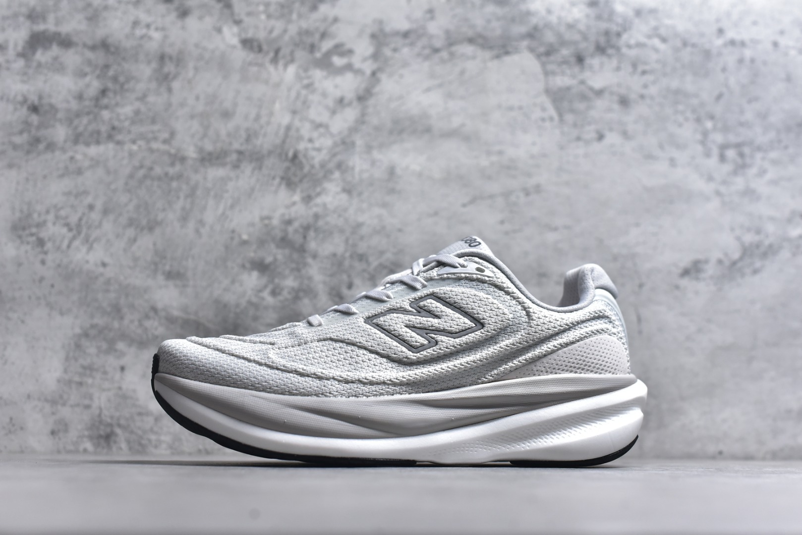 #New Balance Fresh Foam X NB1080V6 新百伦系列低帮轻量化厚底健身休闲运动慢跑鞋 M10807E3 全新出货 真正超临界大底 提前原版开发 细节做工材料脚感与原版相差无几 近赏｜无论是日常慢跑，还是City Walk，它都可轻松应对提起今年最流行的事情，想必在你所在的城市来一段City Walk，是很多潮男潮女都会做的吧。当时间来到十月，一年中最舒服的时光，无论是慢跑也好，还是City Walk，今天推荐的这双鞋，都可以轻松应对。那就是可以带给你久违的松弛感、治愈你柔软的需要的New Balance Fresh Foam X1080v15。作为New Balance经典跑鞋系列，1080系列可以说凝聚了品牌历来前沿科技与制造匠心。今年的v13版本可谓再度革新。在舒适体验、运动性能以及造型风格三个维度上做到了有机交融。舒适体验一直是1080跑鞋系列带给我们最大的直观感受，加上本就带有严肃跑鞋基因，在今年全新材料配方的Fresh FoamX中底泡棉上则有了不一样的缓震性能，重新定义“踩屎感”。可再生柔软针织鞋面使用可追溯的Repreve再生鞋面材料，柔软透气的鞋面提供绵密的贴合与包裹感，轻量分区橡胶大底分区外底橡胶采用新材料，改进纹路设计，增加前掌外底硬度，提升滚动反馈和传动效率。 尺码：36 36.5 37 38 39.5 40 40.5 41.5 42 42.5 43 44 44.5 45-选品中心