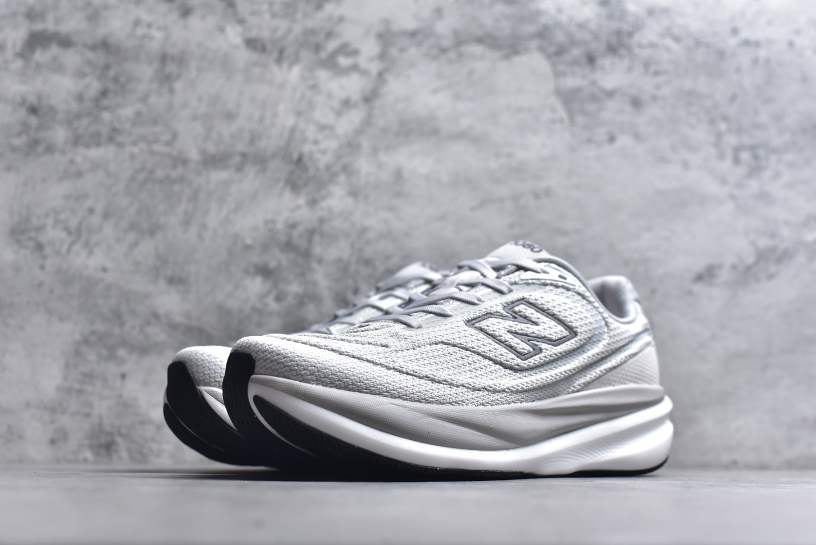 图片[2]-#New Balance Fresh Foam X NB1080V6 新百伦系列低帮轻量化厚底健身休闲运动慢跑鞋 M10807E3 全新出货 真正超临界大底 提前原版开发 细节做工材料脚感与原版相差无几 近赏｜无论是日常慢跑，还是City Walk，它都可轻松应对提起今年最流行的事情，想必在你所在的城市来一段City Walk，是很多潮男潮女都会做的吧。当时间来到十月，一年中最舒服的时光，无论是慢跑也好，还是City Walk，今天推荐的这双鞋，都可以轻松应对。那就是可以带给你久违的松弛感、治愈你柔软的需要的New Balance Fresh Foam X1080v15。作为New Balance经典跑鞋系列，1080系列可以说凝聚了品牌历来前沿科技与制造匠心。今年的v13版本可谓再度革新。在舒适体验、运动性能以及造型风格三个维度上做到了有机交融。舒适体验一直是1080跑鞋系列带给我们最大的直观感受，加上本就带有严肃跑鞋基因，在今年全新材料配方的Fresh FoamX中底泡棉上则有了不一样的缓震性能，重新定义“踩屎感”。可再生柔软针织鞋面使用可追溯的Repreve再生鞋面材料，柔软透气的鞋面提供绵密的贴合与包裹感，轻量分区橡胶大底分区外底橡胶采用新材料，改进纹路设计，增加前掌外底硬度，提升滚动反馈和传动效率。 尺码：36 36.5 37 38 39.5 40 40.5 41.5 42 42.5 43 44 44.5 45-选品中心