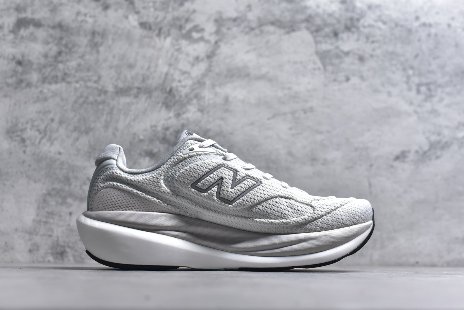图片[3]-#New Balance Fresh Foam X NB1080V6 新百伦系列低帮轻量化厚底健身休闲运动慢跑鞋 M10807E3 全新出货 真正超临界大底 提前原版开发 细节做工材料脚感与原版相差无几 近赏｜无论是日常慢跑，还是City Walk，它都可轻松应对提起今年最流行的事情，想必在你所在的城市来一段City Walk，是很多潮男潮女都会做的吧。当时间来到十月，一年中最舒服的时光，无论是慢跑也好，还是City Walk，今天推荐的这双鞋，都可以轻松应对。那就是可以带给你久违的松弛感、治愈你柔软的需要的New Balance Fresh Foam X1080v15。作为New Balance经典跑鞋系列，1080系列可以说凝聚了品牌历来前沿科技与制造匠心。今年的v13版本可谓再度革新。在舒适体验、运动性能以及造型风格三个维度上做到了有机交融。舒适体验一直是1080跑鞋系列带给我们最大的直观感受，加上本就带有严肃跑鞋基因，在今年全新材料配方的Fresh FoamX中底泡棉上则有了不一样的缓震性能，重新定义“踩屎感”。可再生柔软针织鞋面使用可追溯的Repreve再生鞋面材料，柔软透气的鞋面提供绵密的贴合与包裹感，轻量分区橡胶大底分区外底橡胶采用新材料，改进纹路设计，增加前掌外底硬度，提升滚动反馈和传动效率。 尺码：36 36.5 37 38 39.5 40 40.5 41.5 42 42.5 43 44 44.5 45-选品中心