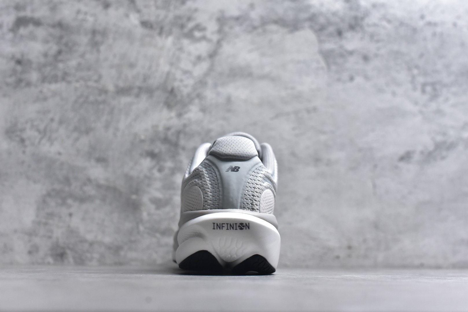 图片[5]-#New Balance Fresh Foam X NB1080V6 新百伦系列低帮轻量化厚底健身休闲运动慢跑鞋 M10807E3 全新出货 真正超临界大底 提前原版开发 细节做工材料脚感与原版相差无几 近赏｜无论是日常慢跑，还是City Walk，它都可轻松应对提起今年最流行的事情，想必在你所在的城市来一段City Walk，是很多潮男潮女都会做的吧。当时间来到十月，一年中最舒服的时光，无论是慢跑也好，还是City Walk，今天推荐的这双鞋，都可以轻松应对。那就是可以带给你久违的松弛感、治愈你柔软的需要的New Balance Fresh Foam X1080v15。作为New Balance经典跑鞋系列，1080系列可以说凝聚了品牌历来前沿科技与制造匠心。今年的v13版本可谓再度革新。在舒适体验、运动性能以及造型风格三个维度上做到了有机交融。舒适体验一直是1080跑鞋系列带给我们最大的直观感受，加上本就带有严肃跑鞋基因，在今年全新材料配方的Fresh FoamX中底泡棉上则有了不一样的缓震性能，重新定义“踩屎感”。可再生柔软针织鞋面使用可追溯的Repreve再生鞋面材料，柔软透气的鞋面提供绵密的贴合与包裹感，轻量分区橡胶大底分区外底橡胶采用新材料，改进纹路设计，增加前掌外底硬度，提升滚动反馈和传动效率。 尺码：36 36.5 37 38 39.5 40 40.5 41.5 42 42.5 43 44 44.5 45-选品中心