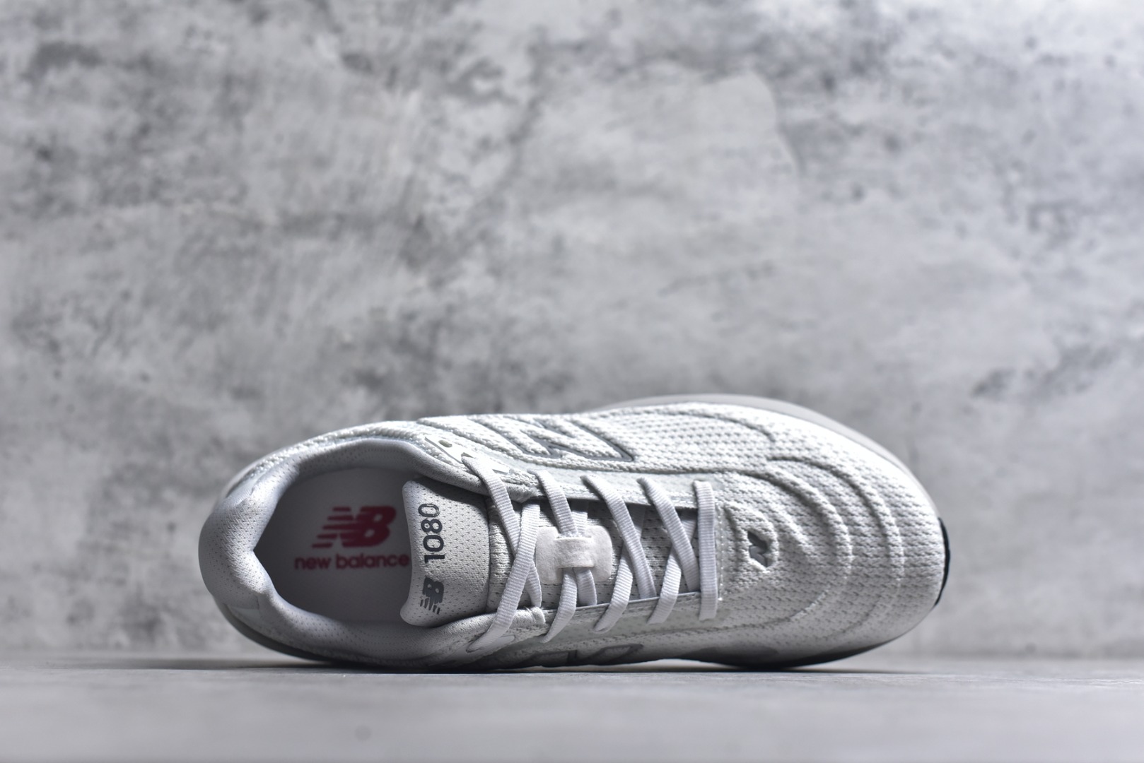 图片[4]-#New Balance Fresh Foam X NB1080V6 新百伦系列低帮轻量化厚底健身休闲运动慢跑鞋 M10807E3 全新出货 真正超临界大底 提前原版开发 细节做工材料脚感与原版相差无几 近赏｜无论是日常慢跑，还是City Walk，它都可轻松应对提起今年最流行的事情，想必在你所在的城市来一段City Walk，是很多潮男潮女都会做的吧。当时间来到十月，一年中最舒服的时光，无论是慢跑也好，还是City Walk，今天推荐的这双鞋，都可以轻松应对。那就是可以带给你久违的松弛感、治愈你柔软的需要的New Balance Fresh Foam X1080v15。作为New Balance经典跑鞋系列，1080系列可以说凝聚了品牌历来前沿科技与制造匠心。今年的v13版本可谓再度革新。在舒适体验、运动性能以及造型风格三个维度上做到了有机交融。舒适体验一直是1080跑鞋系列带给我们最大的直观感受，加上本就带有严肃跑鞋基因，在今年全新材料配方的Fresh FoamX中底泡棉上则有了不一样的缓震性能，重新定义“踩屎感”。可再生柔软针织鞋面使用可追溯的Repreve再生鞋面材料，柔软透气的鞋面提供绵密的贴合与包裹感，轻量分区橡胶大底分区外底橡胶采用新材料，改进纹路设计，增加前掌外底硬度，提升滚动反馈和传动效率。 尺码：36 36.5 37 38 39.5 40 40.5 41.5 42 42.5 43 44 44.5 45-选品中心