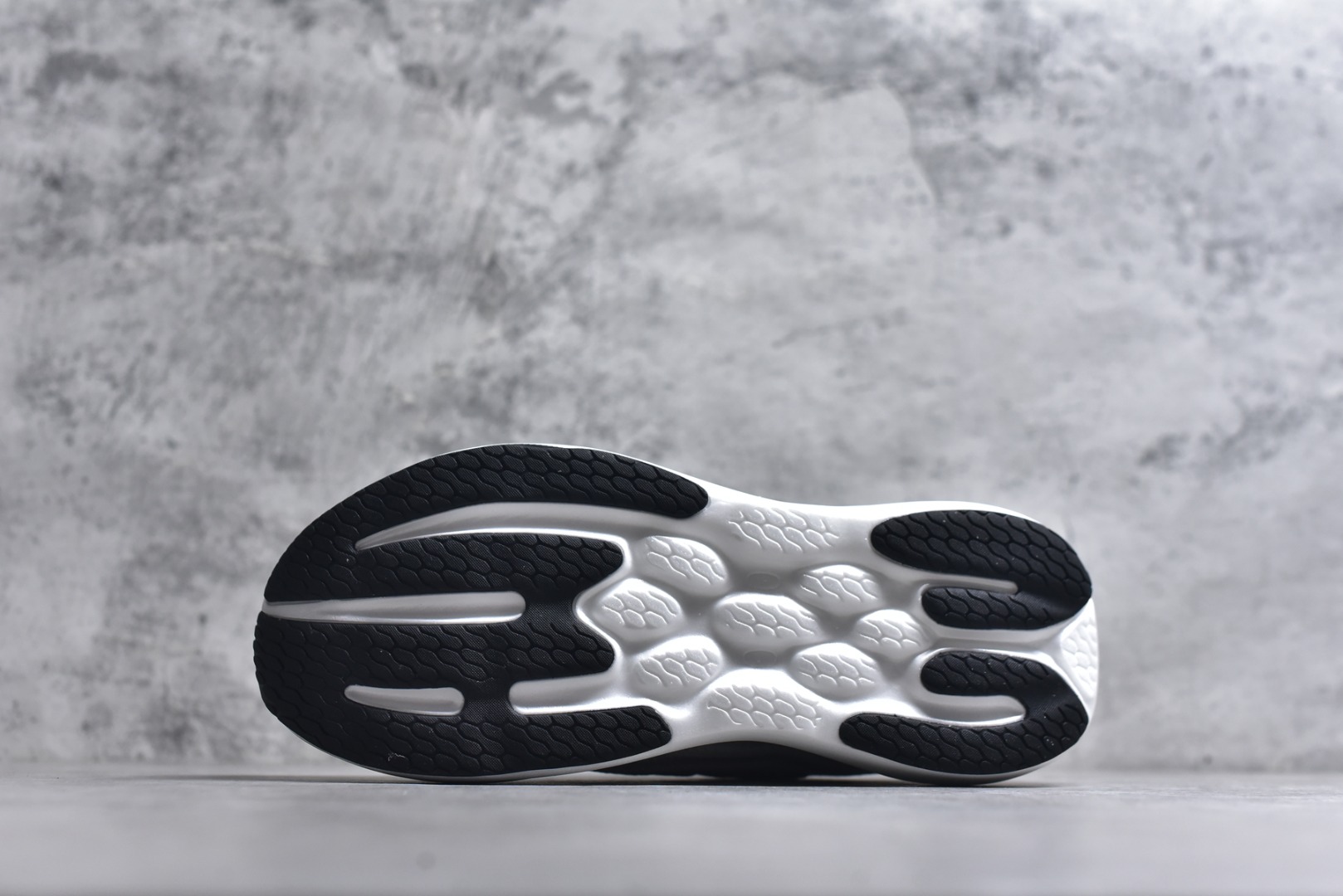 图片[6]-#New Balance Fresh Foam X NB1080V6 新百伦系列低帮轻量化厚底健身休闲运动慢跑鞋 M10807E3 全新出货 真正超临界大底 提前原版开发 细节做工材料脚感与原版相差无几 近赏｜无论是日常慢跑，还是City Walk，它都可轻松应对提起今年最流行的事情，想必在你所在的城市来一段City Walk，是很多潮男潮女都会做的吧。当时间来到十月，一年中最舒服的时光，无论是慢跑也好，还是City Walk，今天推荐的这双鞋，都可以轻松应对。那就是可以带给你久违的松弛感、治愈你柔软的需要的New Balance Fresh Foam X1080v15。作为New Balance经典跑鞋系列，1080系列可以说凝聚了品牌历来前沿科技与制造匠心。今年的v13版本可谓再度革新。在舒适体验、运动性能以及造型风格三个维度上做到了有机交融。舒适体验一直是1080跑鞋系列带给我们最大的直观感受，加上本就带有严肃跑鞋基因，在今年全新材料配方的Fresh FoamX中底泡棉上则有了不一样的缓震性能，重新定义“踩屎感”。可再生柔软针织鞋面使用可追溯的Repreve再生鞋面材料，柔软透气的鞋面提供绵密的贴合与包裹感，轻量分区橡胶大底分区外底橡胶采用新材料，改进纹路设计，增加前掌外底硬度，提升滚动反馈和传动效率。 尺码：36 36.5 37 38 39.5 40 40.5 41.5 42 42.5 43 44 44.5 45-选品中心