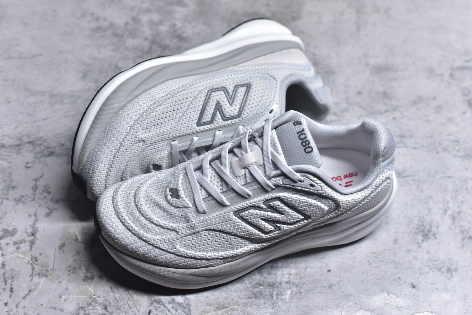 图片[7]-#New Balance Fresh Foam X NB1080V6 新百伦系列低帮轻量化厚底健身休闲运动慢跑鞋 M10807E3 全新出货 真正超临界大底 提前原版开发 细节做工材料脚感与原版相差无几 近赏｜无论是日常慢跑，还是City Walk，它都可轻松应对提起今年最流行的事情，想必在你所在的城市来一段City Walk，是很多潮男潮女都会做的吧。当时间来到十月，一年中最舒服的时光，无论是慢跑也好，还是City Walk，今天推荐的这双鞋，都可以轻松应对。那就是可以带给你久违的松弛感、治愈你柔软的需要的New Balance Fresh Foam X1080v15。作为New Balance经典跑鞋系列，1080系列可以说凝聚了品牌历来前沿科技与制造匠心。今年的v13版本可谓再度革新。在舒适体验、运动性能以及造型风格三个维度上做到了有机交融。舒适体验一直是1080跑鞋系列带给我们最大的直观感受，加上本就带有严肃跑鞋基因，在今年全新材料配方的Fresh FoamX中底泡棉上则有了不一样的缓震性能，重新定义“踩屎感”。可再生柔软针织鞋面使用可追溯的Repreve再生鞋面材料，柔软透气的鞋面提供绵密的贴合与包裹感，轻量分区橡胶大底分区外底橡胶采用新材料，改进纹路设计，增加前掌外底硬度，提升滚动反馈和传动效率。 尺码：36 36.5 37 38 39.5 40 40.5 41.5 42 42.5 43 44 44.5 45-选品中心