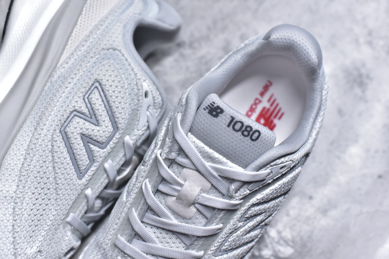 图片[9]-#New Balance Fresh Foam X NB1080V6 新百伦系列低帮轻量化厚底健身休闲运动慢跑鞋 M10807E3 全新出货 真正超临界大底 提前原版开发 细节做工材料脚感与原版相差无几 近赏｜无论是日常慢跑，还是City Walk，它都可轻松应对提起今年最流行的事情，想必在你所在的城市来一段City Walk，是很多潮男潮女都会做的吧。当时间来到十月，一年中最舒服的时光，无论是慢跑也好，还是City Walk，今天推荐的这双鞋，都可以轻松应对。那就是可以带给你久违的松弛感、治愈你柔软的需要的New Balance Fresh Foam X1080v15。作为New Balance经典跑鞋系列，1080系列可以说凝聚了品牌历来前沿科技与制造匠心。今年的v13版本可谓再度革新。在舒适体验、运动性能以及造型风格三个维度上做到了有机交融。舒适体验一直是1080跑鞋系列带给我们最大的直观感受，加上本就带有严肃跑鞋基因，在今年全新材料配方的Fresh FoamX中底泡棉上则有了不一样的缓震性能，重新定义“踩屎感”。可再生柔软针织鞋面使用可追溯的Repreve再生鞋面材料，柔软透气的鞋面提供绵密的贴合与包裹感，轻量分区橡胶大底分区外底橡胶采用新材料，改进纹路设计，增加前掌外底硬度，提升滚动反馈和传动效率。 尺码：36 36.5 37 38 39.5 40 40.5 41.5 42 42.5 43 44 44.5 45-选品中心