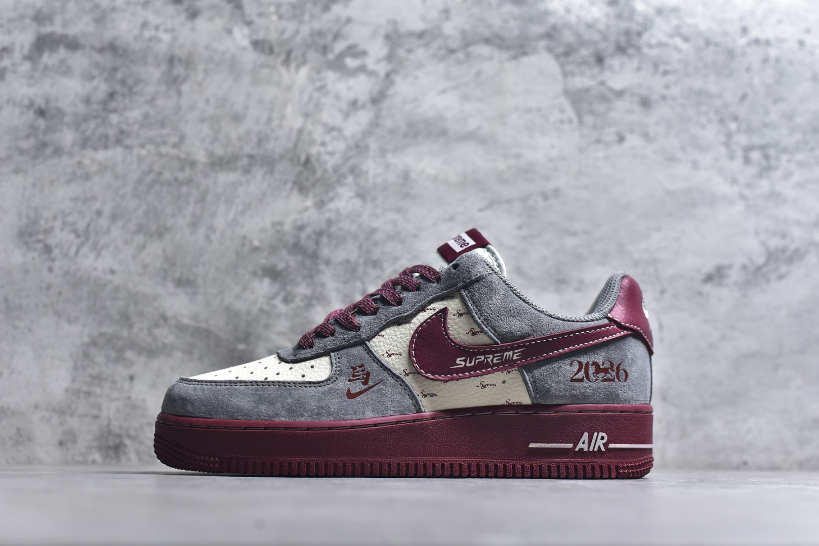 #新年氛围感天花板！Nike AIR FORCE 1马年Supreme联名款太会了！灰红麂皮拼接高级感拉满，2026烫金+小马挂饰年味十足，Supreme织带细节潮范拉满。空军一号经典版型适配所有穿搭，气垫中底脚感软糯，过年穿它炸街超吸睛！货号：XL1982-335 尺码：36 36.5 37.5 38 38.5 39 40 40.5 41 42 42.5 43 44 44.5 45-选品中心