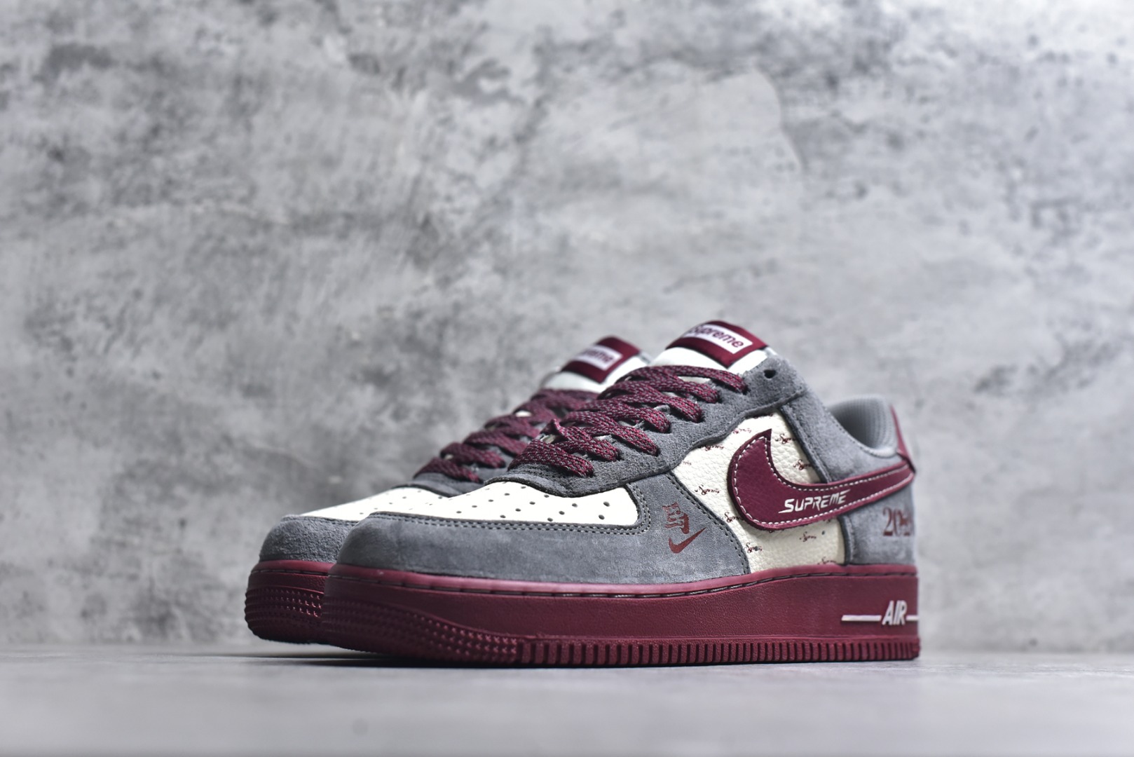 图片[2]-#新年氛围感天花板！Nike AIR FORCE 1马年Supreme联名款太会了！灰红麂皮拼接高级感拉满，2026烫金+小马挂饰年味十足，Supreme织带细节潮范拉满。空军一号经典版型适配所有穿搭，气垫中底脚感软糯，过年穿它炸街超吸睛！货号：XL1982-335 尺码：36 36.5 37.5 38 38.5 39 40 40.5 41 42 42.5 43 44 44.5 45-选品中心