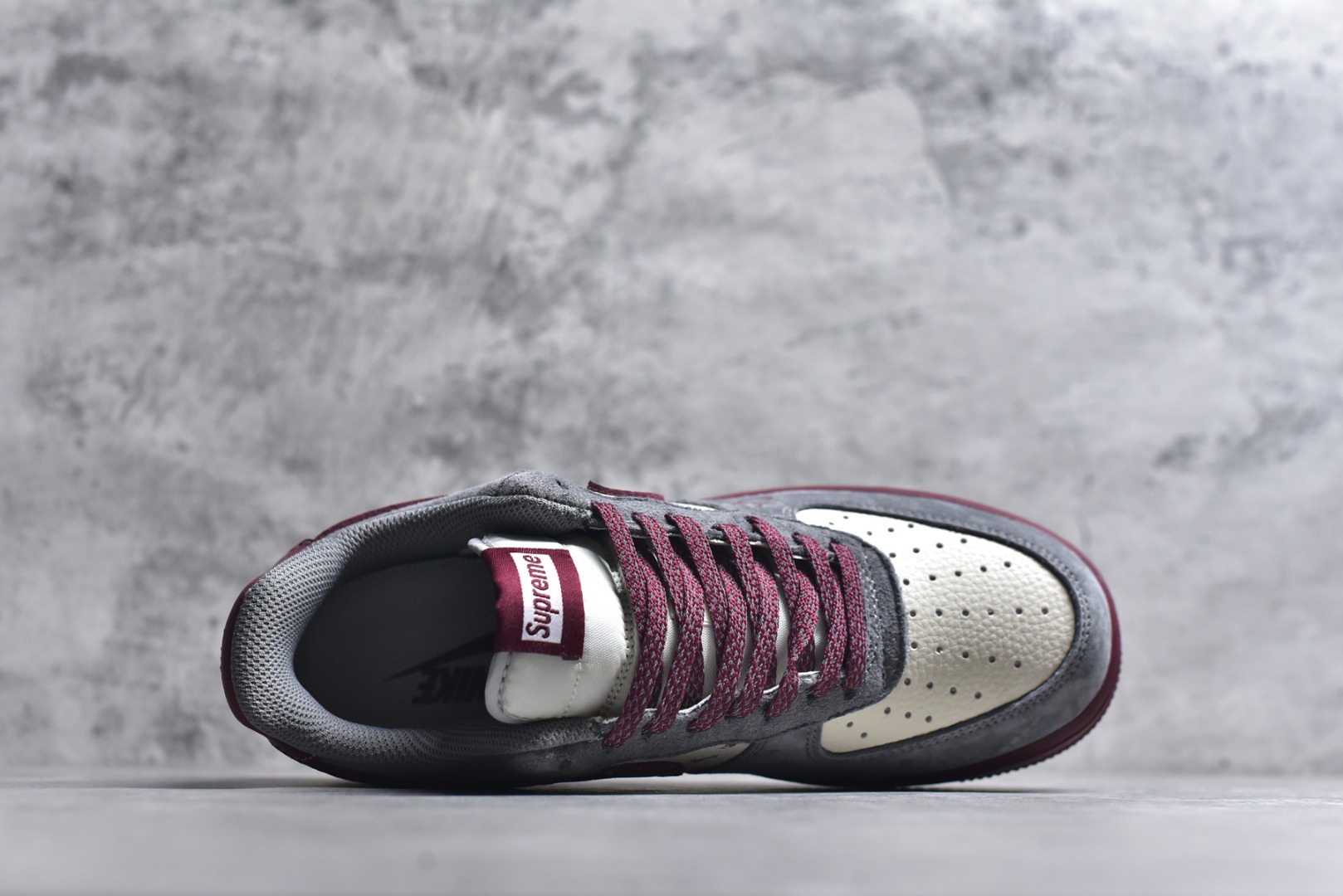 图片[4]-#新年氛围感天花板！Nike AIR FORCE 1马年Supreme联名款太会了！灰红麂皮拼接高级感拉满，2026烫金+小马挂饰年味十足，Supreme织带细节潮范拉满。空军一号经典版型适配所有穿搭，气垫中底脚感软糯，过年穿它炸街超吸睛！货号：XL1982-335 尺码：36 36.5 37.5 38 38.5 39 40 40.5 41 42 42.5 43 44 44.5 45-选品中心