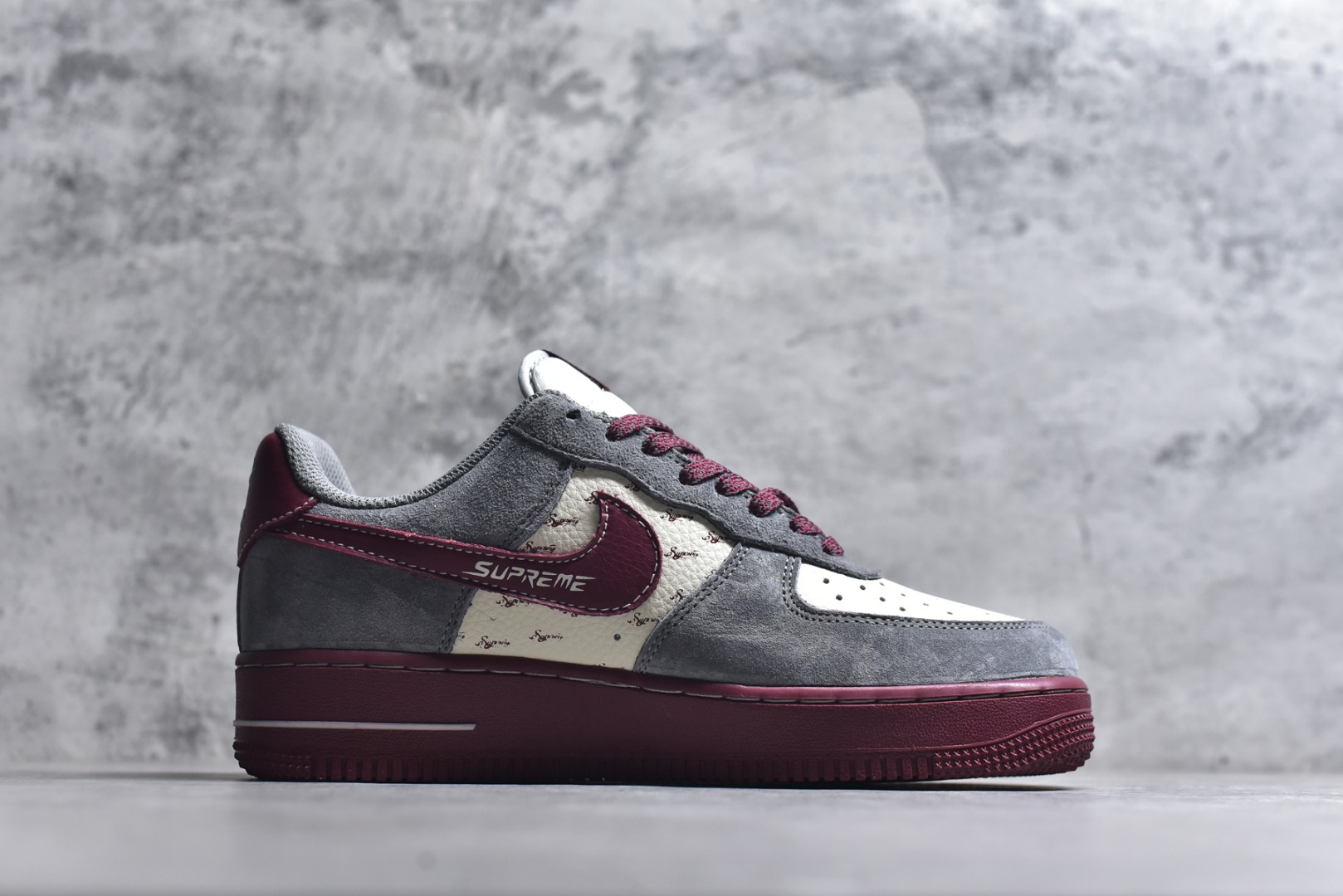 图片[3]-#新年氛围感天花板！Nike AIR FORCE 1马年Supreme联名款太会了！灰红麂皮拼接高级感拉满，2026烫金+小马挂饰年味十足，Supreme织带细节潮范拉满。空军一号经典版型适配所有穿搭，气垫中底脚感软糯，过年穿它炸街超吸睛！货号：XL1982-335 尺码：36 36.5 37.5 38 38.5 39 40 40.5 41 42 42.5 43 44 44.5 45-选品中心