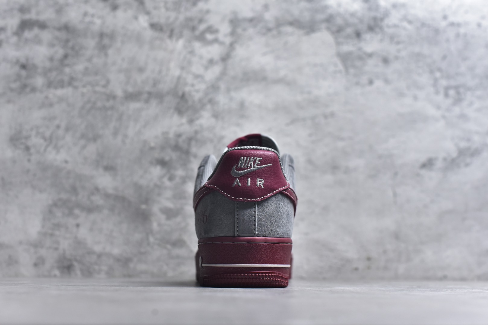 图片[5]-#新年氛围感天花板！Nike AIR FORCE 1马年Supreme联名款太会了！灰红麂皮拼接高级感拉满，2026烫金+小马挂饰年味十足，Supreme织带细节潮范拉满。空军一号经典版型适配所有穿搭，气垫中底脚感软糯，过年穿它炸街超吸睛！货号：XL1982-335 尺码：36 36.5 37.5 38 38.5 39 40 40.5 41 42 42.5 43 44 44.5 45-选品中心