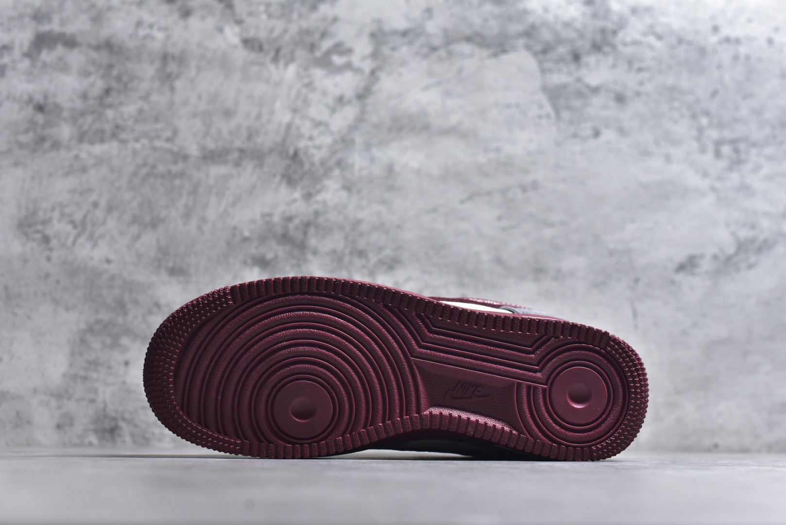 图片[6]-#新年氛围感天花板！Nike AIR FORCE 1马年Supreme联名款太会了！灰红麂皮拼接高级感拉满，2026烫金+小马挂饰年味十足，Supreme织带细节潮范拉满。空军一号经典版型适配所有穿搭，气垫中底脚感软糯，过年穿它炸街超吸睛！货号：XL1982-335 尺码：36 36.5 37.5 38 38.5 39 40 40.5 41 42 42.5 43 44 44.5 45-选品中心