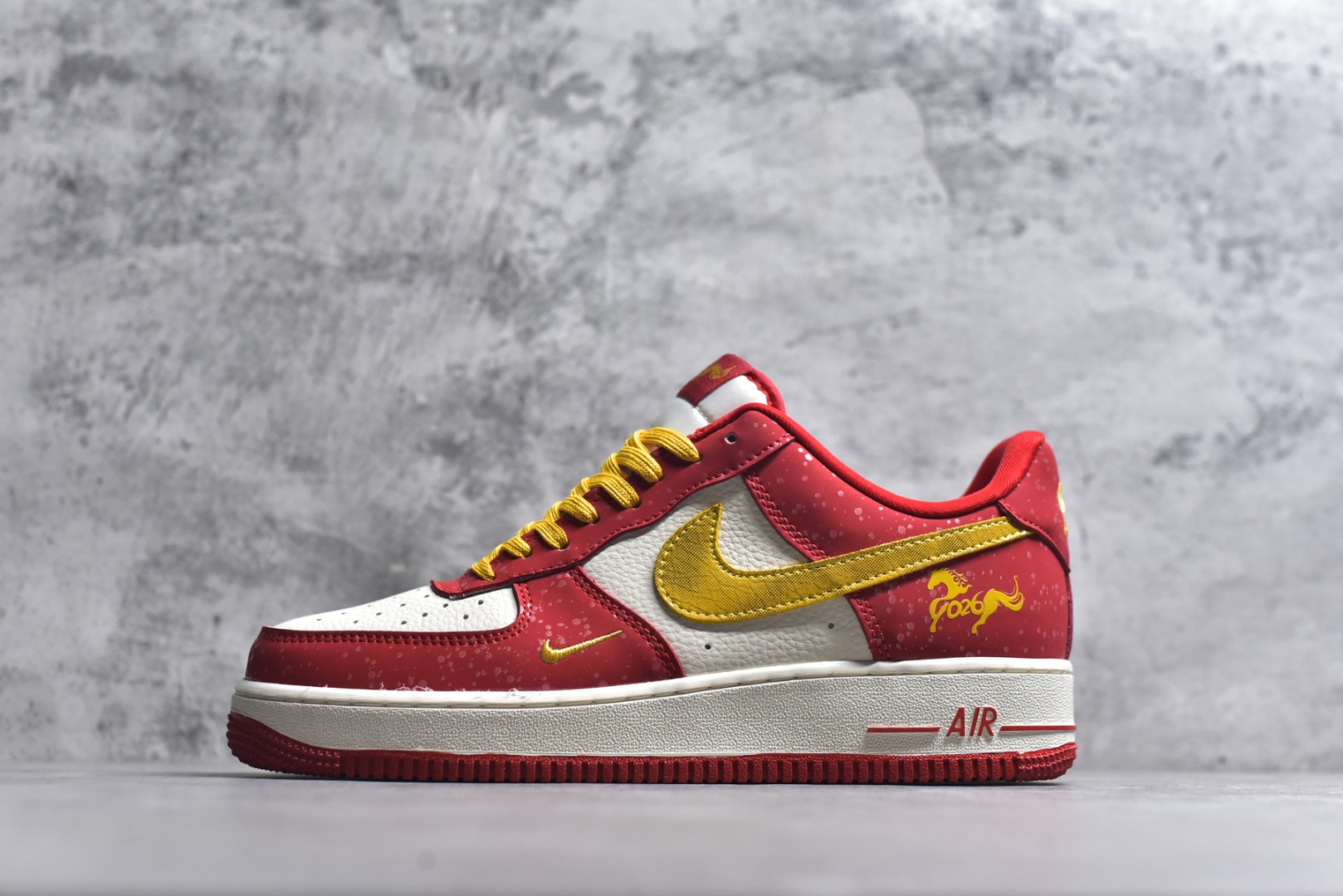 #2026新款定制限量发售❗️高端定制Nike Air Force 1 \'07 Low “马年限定联名------白红金泼墨”鞋身侧面印有金色“2026”字样与祥云纹样 # 定制鞋盒 高端定制 低帮休闲板鞋 大厂纯原品质出货 超高清洁度 皮料切割干净无任何毛边 细节完美 货号：DF0188-131 尺码：36 36.5 37.5 38 38.5 39 40 40.5 41 42 42.5 43 44 44.5 45\