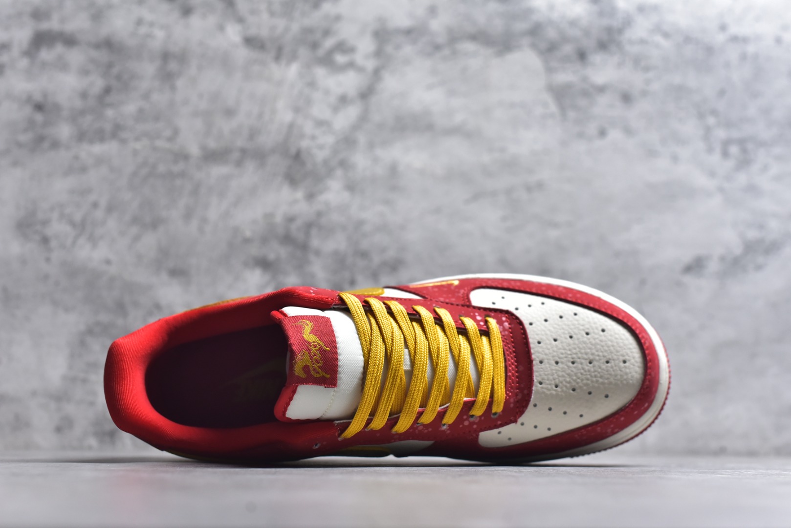 图片[4]-#2026新款定制限量发售❗️高端定制Nike Air Force 1 \’07 Low “马年限定联名——白红金泼墨”鞋身侧面印有金色“2026”字样与祥云纹样 # 定制鞋盒 高端定制 低帮休闲板鞋 大厂纯原品质出货 超高清洁度 皮料切割干净无任何毛边 细节完美 货号：DF0188-131 尺码：36 36.5 37.5 38 38.5 39 40 40.5 41 42 42.5 43 44 44.5 45\”},\”album\”：{\”online\”：true,\”qrcode\”：\”https：//xcimg.szwego.com/h5_9c837543_a96c_494c_ba02_3d8acde48471.jpg-选品中心