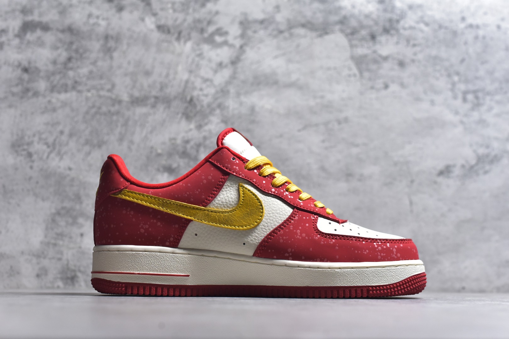 图片[3]-#2026新款定制限量发售❗️高端定制Nike Air Force 1 \’07 Low “马年限定联名——白红金泼墨”鞋身侧面印有金色“2026”字样与祥云纹样 # 定制鞋盒 高端定制 低帮休闲板鞋 大厂纯原品质出货 超高清洁度 皮料切割干净无任何毛边 细节完美 货号：DF0188-131 尺码：36 36.5 37.5 38 38.5 39 40 40.5 41 42 42.5 43 44 44.5 45\”},\”album\”：{\”online\”：true,\”qrcode\”：\”https：//xcimg.szwego.com/h5_9c837543_a96c_494c_ba02_3d8acde48471.jpg-选品中心