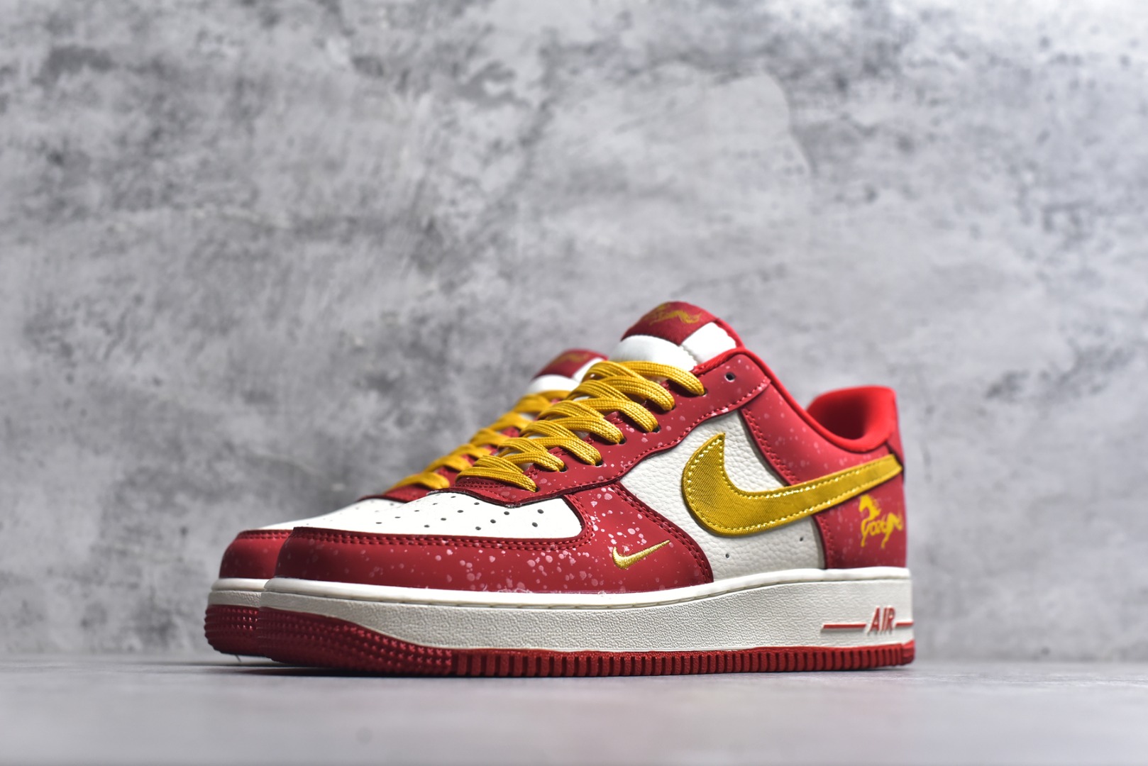 图片[2]-#2026新款定制限量发售❗️高端定制Nike Air Force 1 \’07 Low “马年限定联名——白红金泼墨”鞋身侧面印有金色“2026”字样与祥云纹样 # 定制鞋盒 高端定制 低帮休闲板鞋 大厂纯原品质出货 超高清洁度 皮料切割干净无任何毛边 细节完美 货号：DF0188-131 尺码：36 36.5 37.5 38 38.5 39 40 40.5 41 42 42.5 43 44 44.5 45\”},\”album\”：{\”online\”：true,\”qrcode\”：\”https：//xcimg.szwego.com/h5_9c837543_a96c_494c_ba02_3d8acde48471.jpg-选品中心