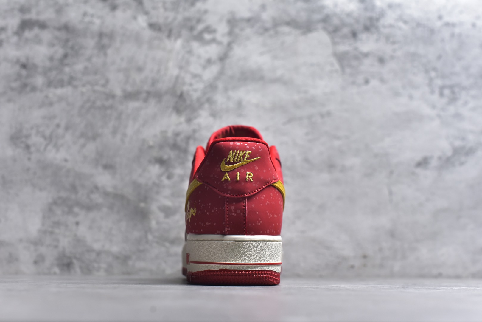 图片[5]-#2026新款定制限量发售❗️高端定制Nike Air Force 1 \’07 Low “马年限定联名——白红金泼墨”鞋身侧面印有金色“2026”字样与祥云纹样 # 定制鞋盒 高端定制 低帮休闲板鞋 大厂纯原品质出货 超高清洁度 皮料切割干净无任何毛边 细节完美 货号：DF0188-131 尺码：36 36.5 37.5 38 38.5 39 40 40.5 41 42 42.5 43 44 44.5 45\”},\”album\”：{\”online\”：true,\”qrcode\”：\”https：//xcimg.szwego.com/h5_9c837543_a96c_494c_ba02_3d8acde48471.jpg-选品中心