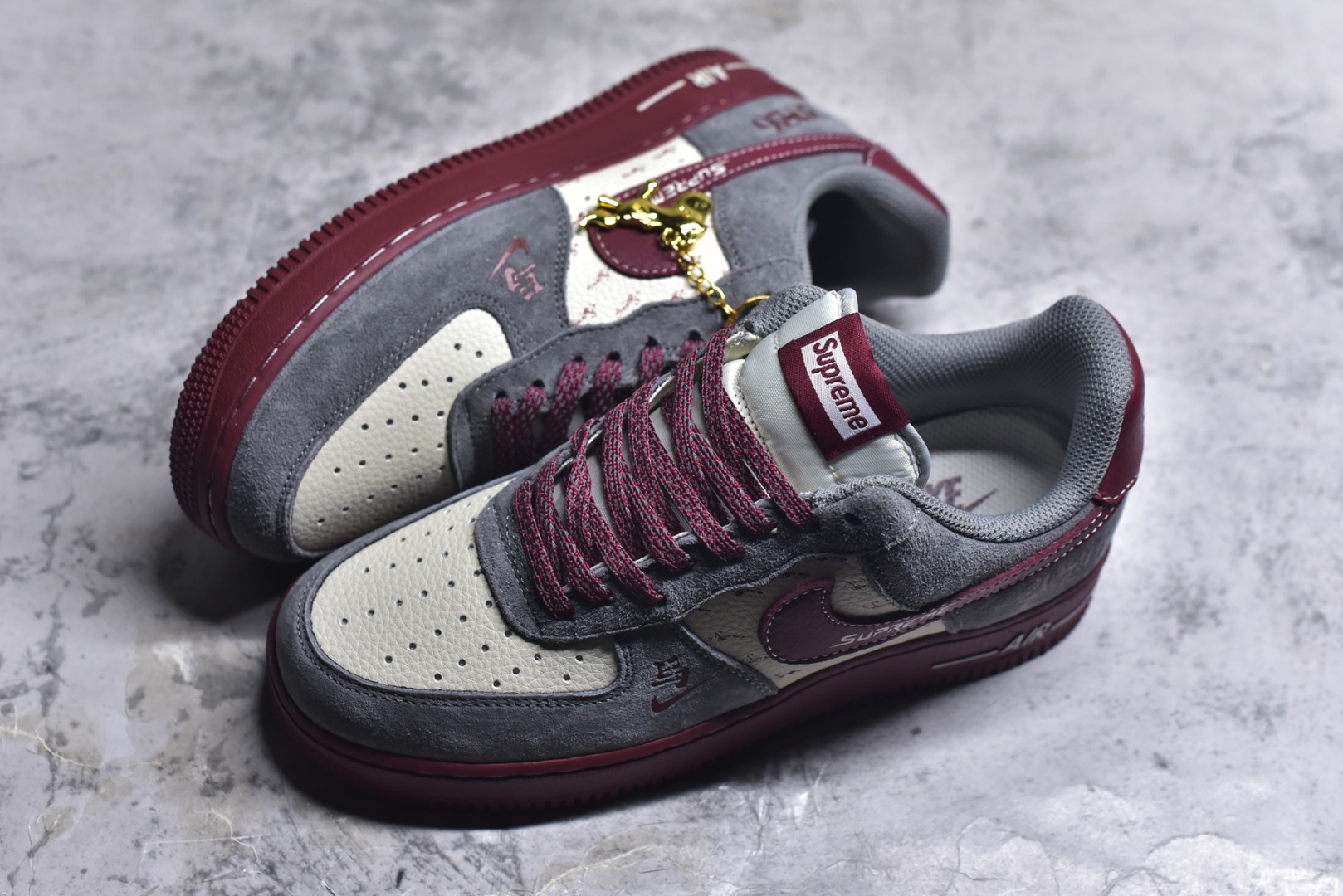 图片[7]-#新年氛围感天花板！Nike AIR FORCE 1马年Supreme联名款太会了！灰红麂皮拼接高级感拉满，2026烫金+小马挂饰年味十足，Supreme织带细节潮范拉满。空军一号经典版型适配所有穿搭，气垫中底脚感软糯，过年穿它炸街超吸睛！货号：XL1982-335 尺码：36 36.5 37.5 38 38.5 39 40 40.5 41 42 42.5 43 44 44.5 45-选品中心