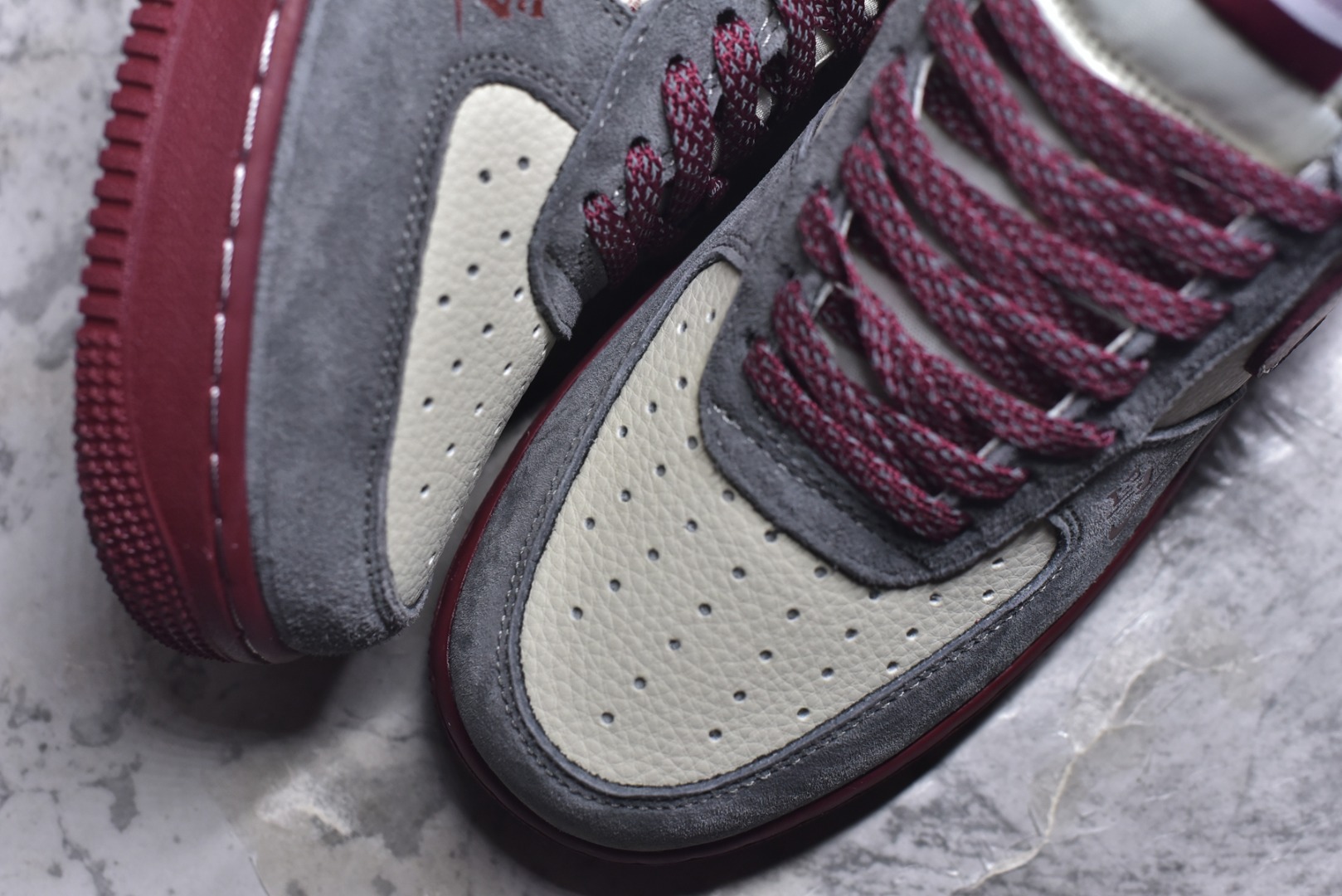 图片[8]-#新年氛围感天花板！Nike AIR FORCE 1马年Supreme联名款太会了！灰红麂皮拼接高级感拉满，2026烫金+小马挂饰年味十足，Supreme织带细节潮范拉满。空军一号经典版型适配所有穿搭，气垫中底脚感软糯，过年穿它炸街超吸睛！货号：XL1982-335 尺码：36 36.5 37.5 38 38.5 39 40 40.5 41 42 42.5 43 44 44.5 45-选品中心