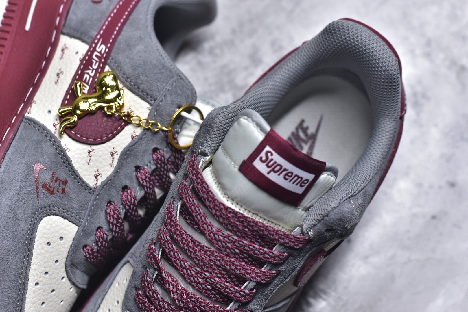 图片[9]-#新年氛围感天花板！Nike AIR FORCE 1马年Supreme联名款太会了！灰红麂皮拼接高级感拉满，2026烫金+小马挂饰年味十足，Supreme织带细节潮范拉满。空军一号经典版型适配所有穿搭，气垫中底脚感软糯，过年穿它炸街超吸睛！货号：XL1982-335 尺码：36 36.5 37.5 38 38.5 39 40 40.5 41 42 42.5 43 44 44.5 45-选品中心
