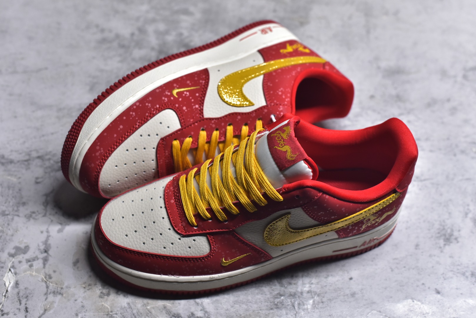 图片[7]-#2026新款定制限量发售❗️高端定制Nike Air Force 1 \’07 Low “马年限定联名——白红金泼墨”鞋身侧面印有金色“2026”字样与祥云纹样 # 定制鞋盒 高端定制 低帮休闲板鞋 大厂纯原品质出货 超高清洁度 皮料切割干净无任何毛边 细节完美 货号：DF0188-131 尺码：36 36.5 37.5 38 38.5 39 40 40.5 41 42 42.5 43 44 44.5 45\”},\”album\”：{\”online\”：true,\”qrcode\”：\”https：//xcimg.szwego.com/h5_9c837543_a96c_494c_ba02_3d8acde48471.jpg-选品中心