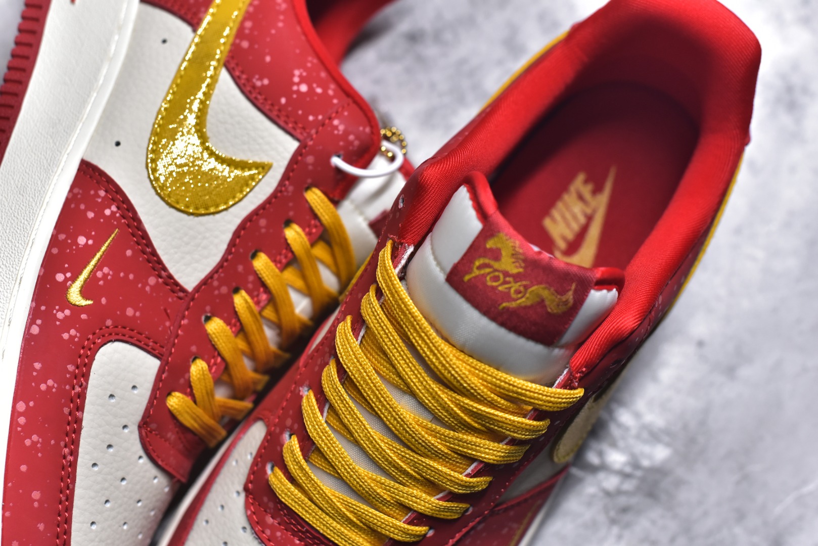 图片[9]-#2026新款定制限量发售❗️高端定制Nike Air Force 1 \’07 Low “马年限定联名——白红金泼墨”鞋身侧面印有金色“2026”字样与祥云纹样 # 定制鞋盒 高端定制 低帮休闲板鞋 大厂纯原品质出货 超高清洁度 皮料切割干净无任何毛边 细节完美 货号：DF0188-131 尺码：36 36.5 37.5 38 38.5 39 40 40.5 41 42 42.5 43 44 44.5 45\”},\”album\”：{\”online\”：true,\”qrcode\”：\”https：//xcimg.szwego.com/h5_9c837543_a96c_494c_ba02_3d8acde48471.jpg-选品中心