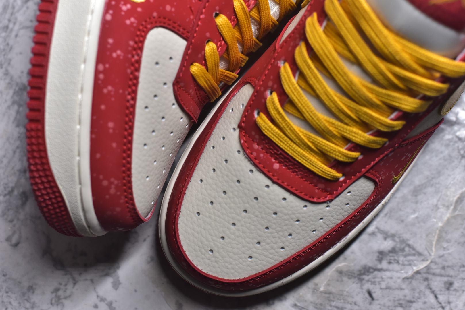 图片[8]-#2026新款定制限量发售❗️高端定制Nike Air Force 1 \’07 Low “马年限定联名——白红金泼墨”鞋身侧面印有金色“2026”字样与祥云纹样 # 定制鞋盒 高端定制 低帮休闲板鞋 大厂纯原品质出货 超高清洁度 皮料切割干净无任何毛边 细节完美 货号：DF0188-131 尺码：36 36.5 37.5 38 38.5 39 40 40.5 41 42 42.5 43 44 44.5 45\”},\”album\”：{\”online\”：true,\”qrcode\”：\”https：//xcimg.szwego.com/h5_9c837543_a96c_494c_ba02_3d8acde48471.jpg-选品中心