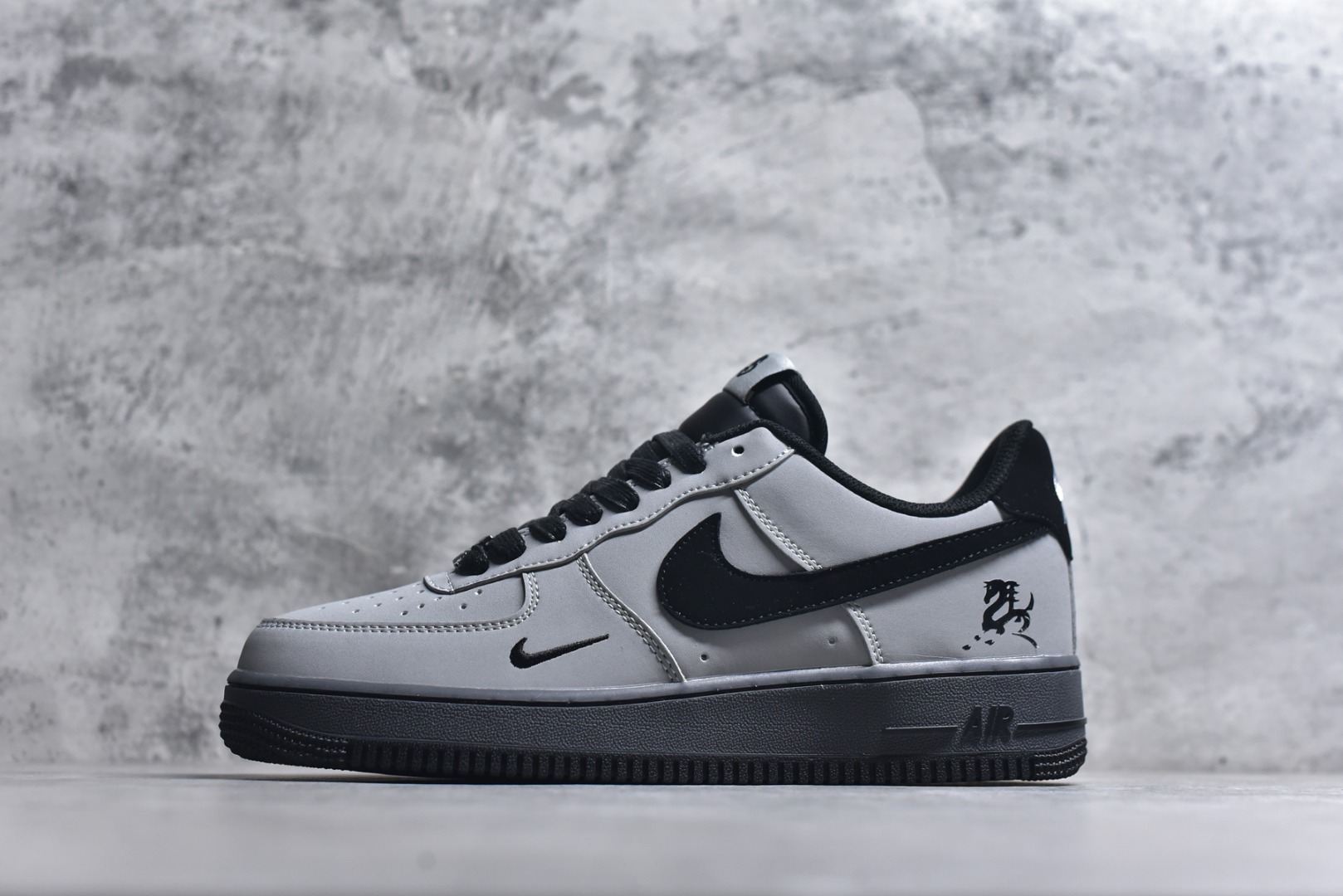 #海外限量发售！公司级NIke Air Force 1 \'07 Low “马年限定--岩灰缀影” 空军一号低帮 运动鞋 休闲鞋 高级夜光效果 折边针车 工艺难度大 原楦头原纸板 高端定制鞋盒 原厂鞋底 超高清洁度 细节完美 货号：IH1401-100 尺码：36 36.5 37.5 38 38.5 39 40 40.5 41 42 42.5 43 44 44.5 45-选品中心