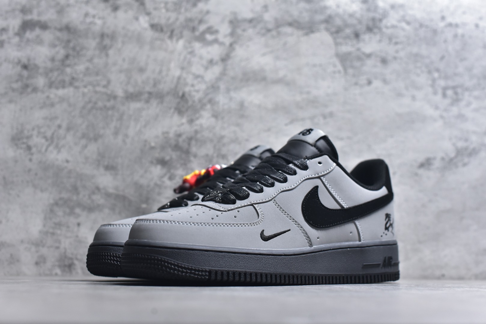 图片[2]-#海外限量发售！公司级NIke Air Force 1 \’07 Low “马年限定–岩灰缀影” 空军一号低帮 运动鞋 休闲鞋 高级夜光效果 折边针车 工艺难度大 原楦头原纸板 高端定制鞋盒 原厂鞋底 超高清洁度 细节完美 货号：IH1401-100 尺码：36 36.5 37.5 38 38.5 39 40 40.5 41 42 42.5 43 44 44.5 45-选品中心