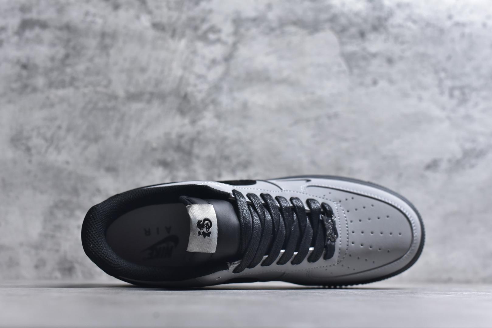 图片[4]-#海外限量发售！公司级NIke Air Force 1 \’07 Low “马年限定–岩灰缀影” 空军一号低帮 运动鞋 休闲鞋 高级夜光效果 折边针车 工艺难度大 原楦头原纸板 高端定制鞋盒 原厂鞋底 超高清洁度 细节完美 货号：IH1401-100 尺码：36 36.5 37.5 38 38.5 39 40 40.5 41 42 42.5 43 44 44.5 45-选品中心