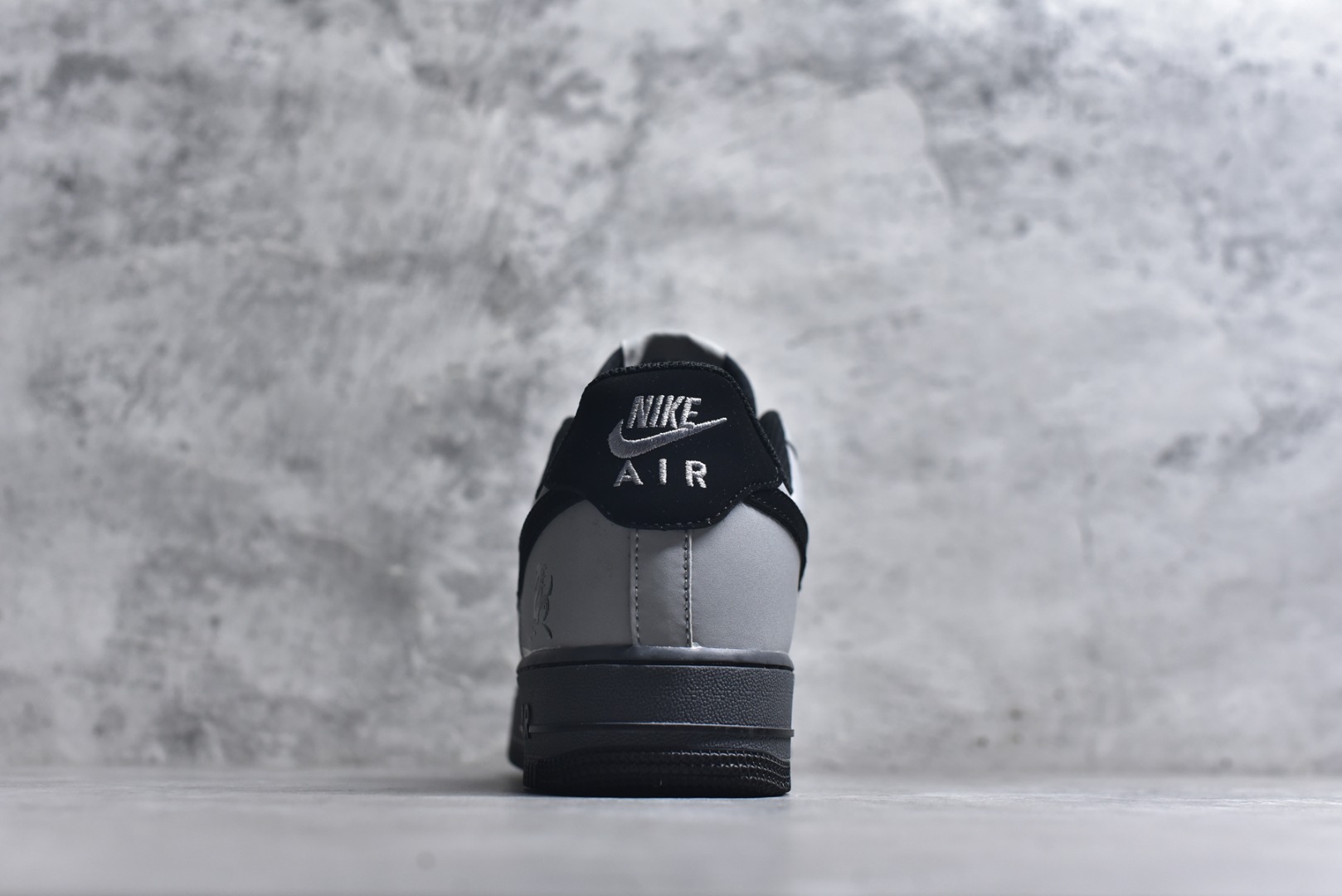图片[5]-#海外限量发售！公司级NIke Air Force 1 \’07 Low “马年限定–岩灰缀影” 空军一号低帮 运动鞋 休闲鞋 高级夜光效果 折边针车 工艺难度大 原楦头原纸板 高端定制鞋盒 原厂鞋底 超高清洁度 细节完美 货号：IH1401-100 尺码：36 36.5 37.5 38 38.5 39 40 40.5 41 42 42.5 43 44 44.5 45-选品中心